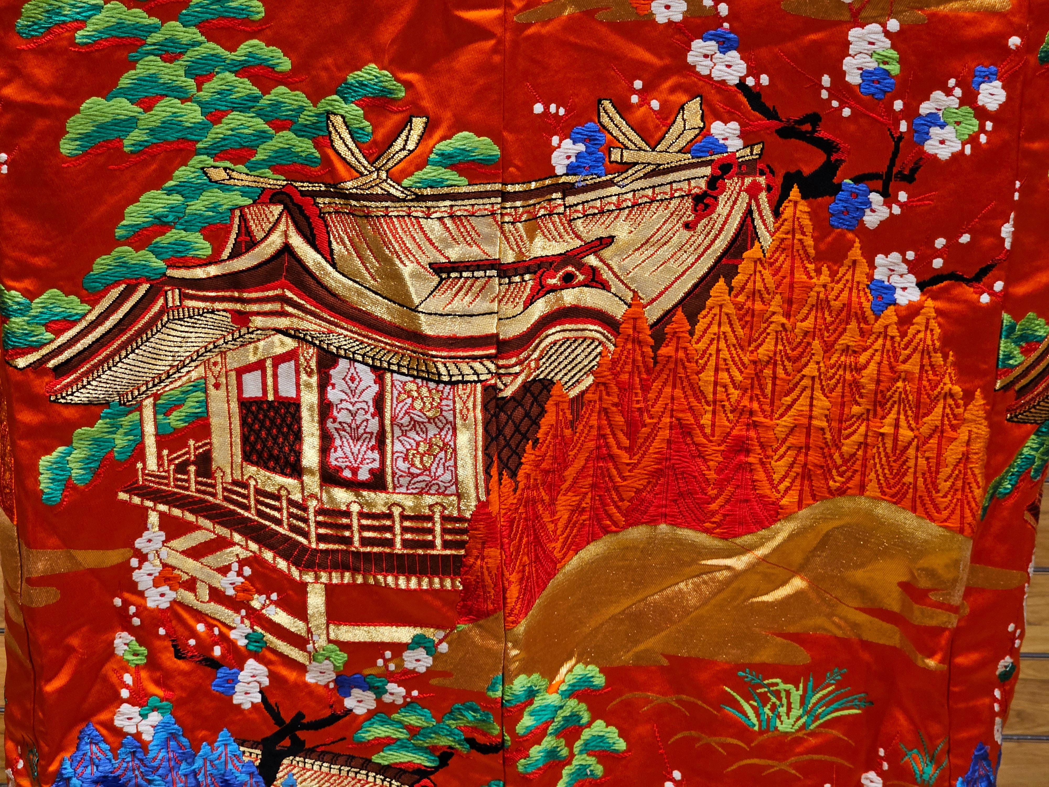 Japanischer zeremonieller Kimono aus Seidenbrokat-Stickerei in Grün, Rot, Blau im Angebot 13