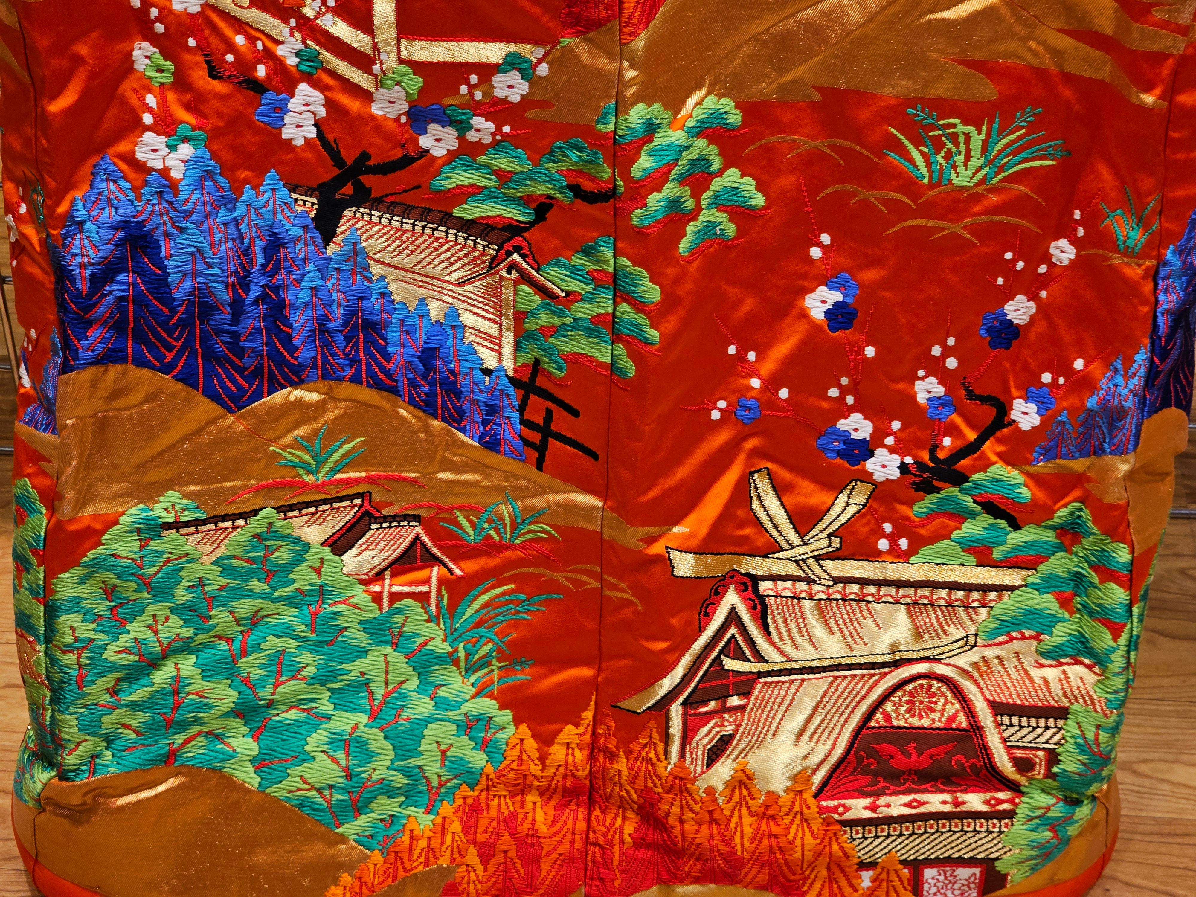 Japanischer zeremonieller Kimono aus Seidenbrokat-Stickerei in Grün, Rot, Blau im Angebot 14