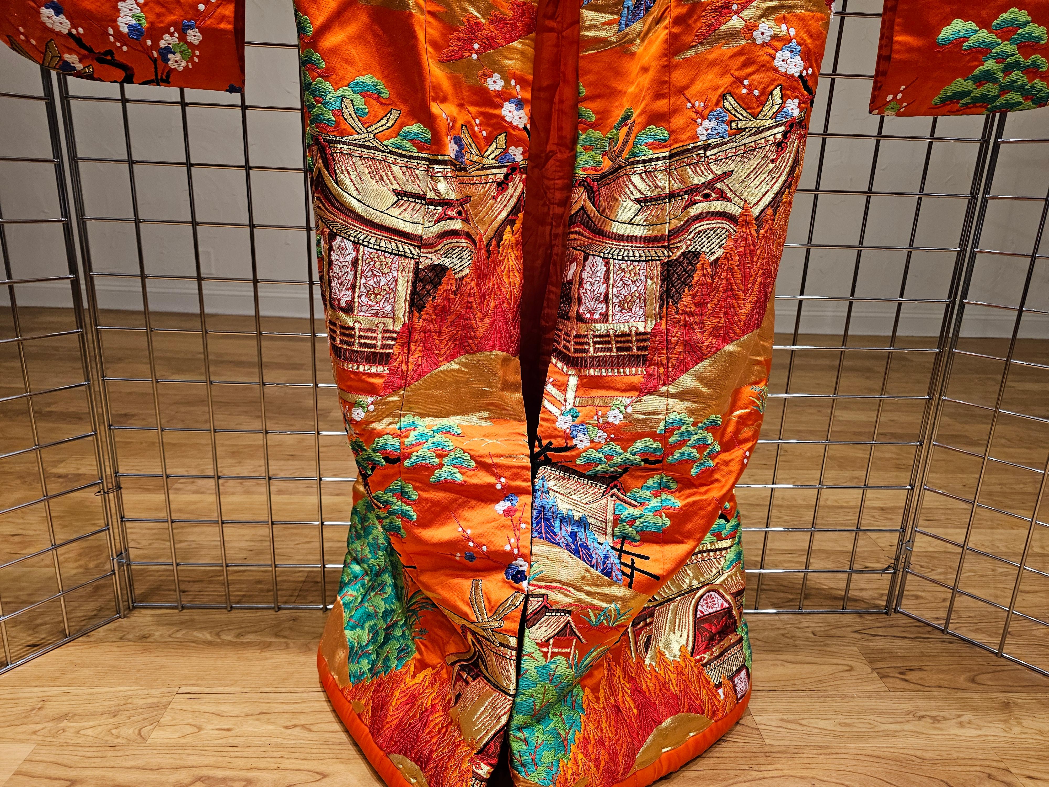 Japanischer zeremonieller Kimono aus Seidenbrokat-Stickerei in Grün, Rot, Blau (20. Jahrhundert) im Angebot