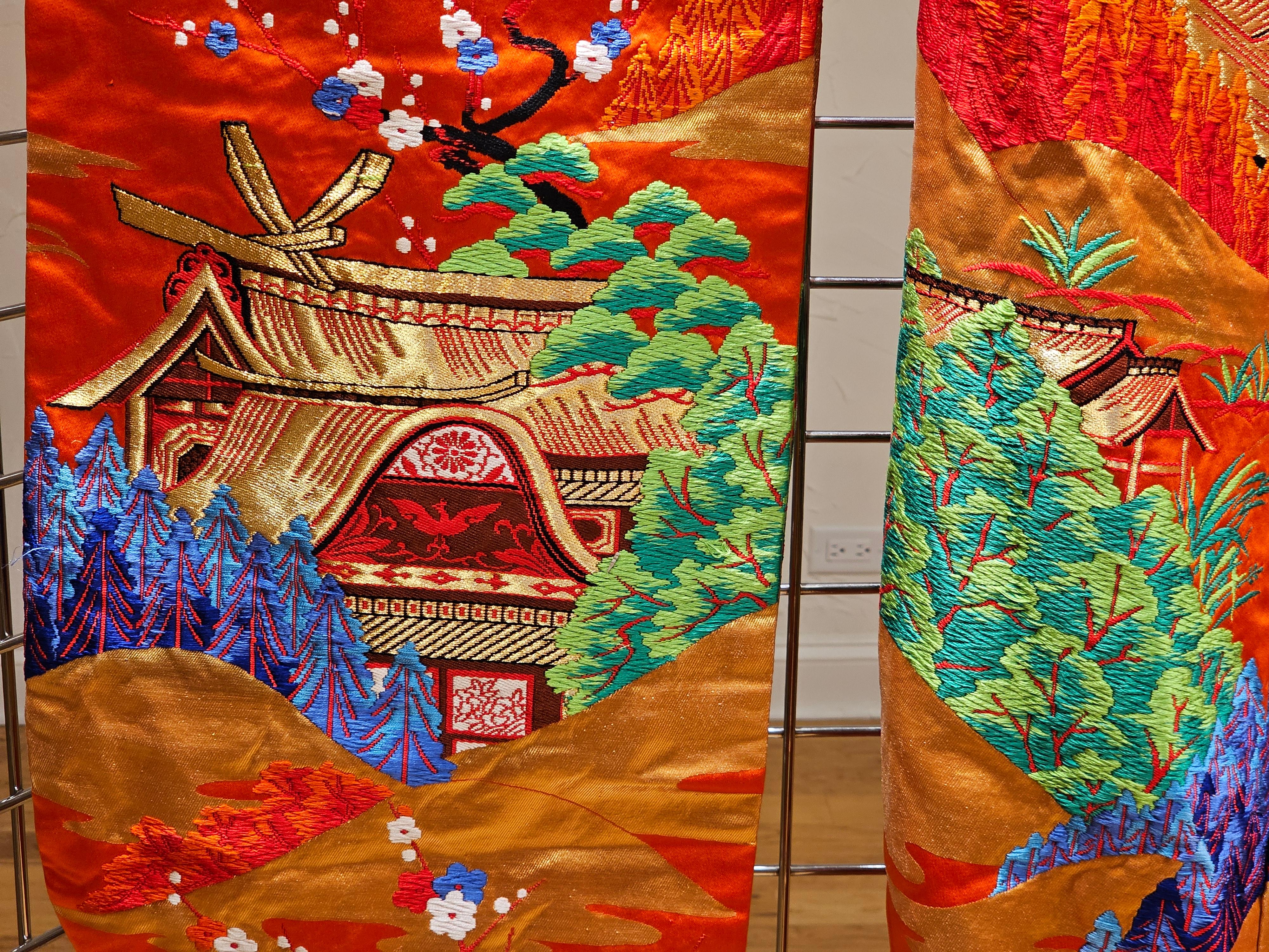Japanischer zeremonieller Kimono aus Seidenbrokat-Stickerei in Grün, Rot, Blau (Brokat) im Angebot