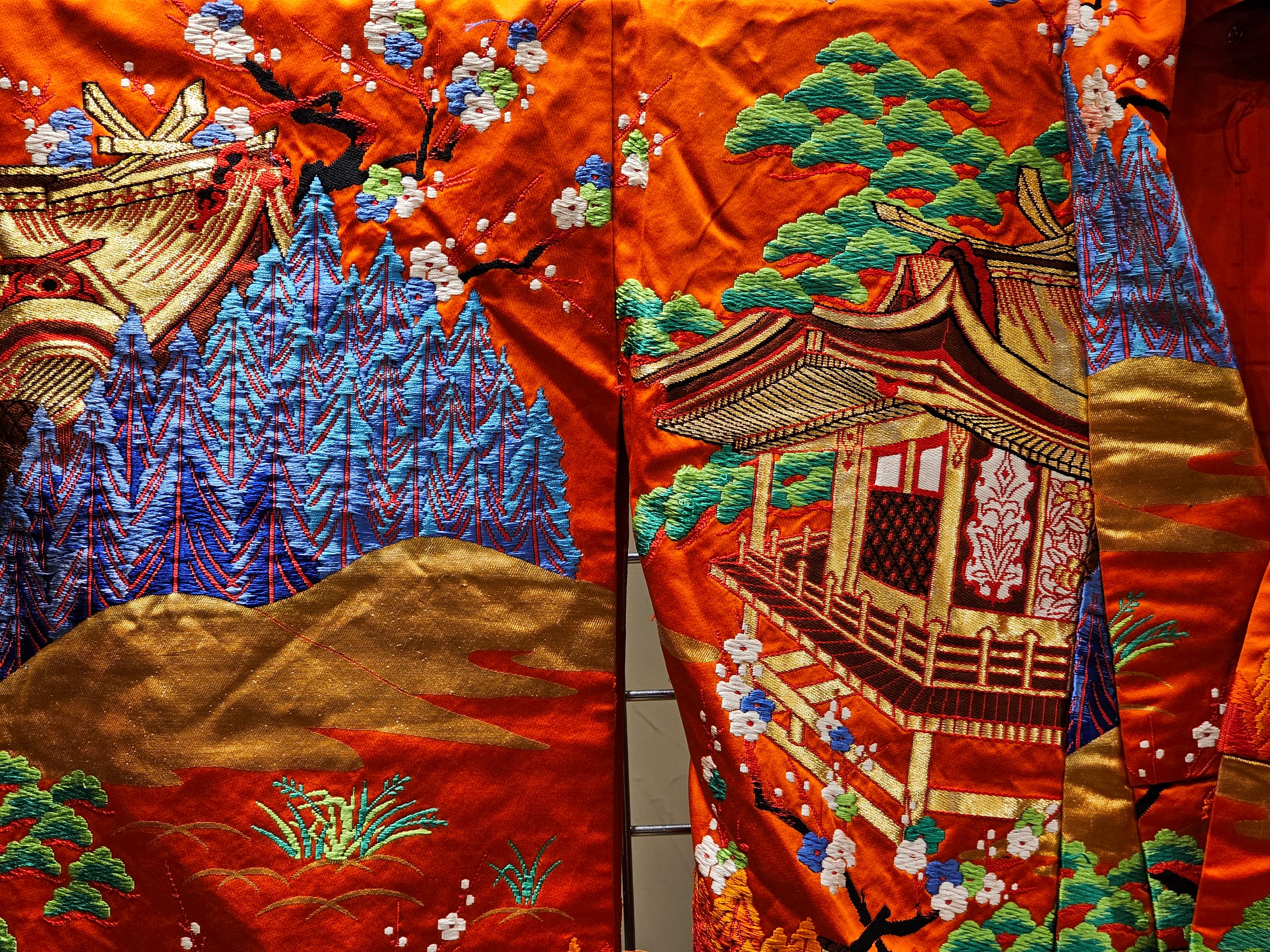 Brocart Kimono de cérémonie japonais vintage en brocart de soie vert, rouge, bleu en vente