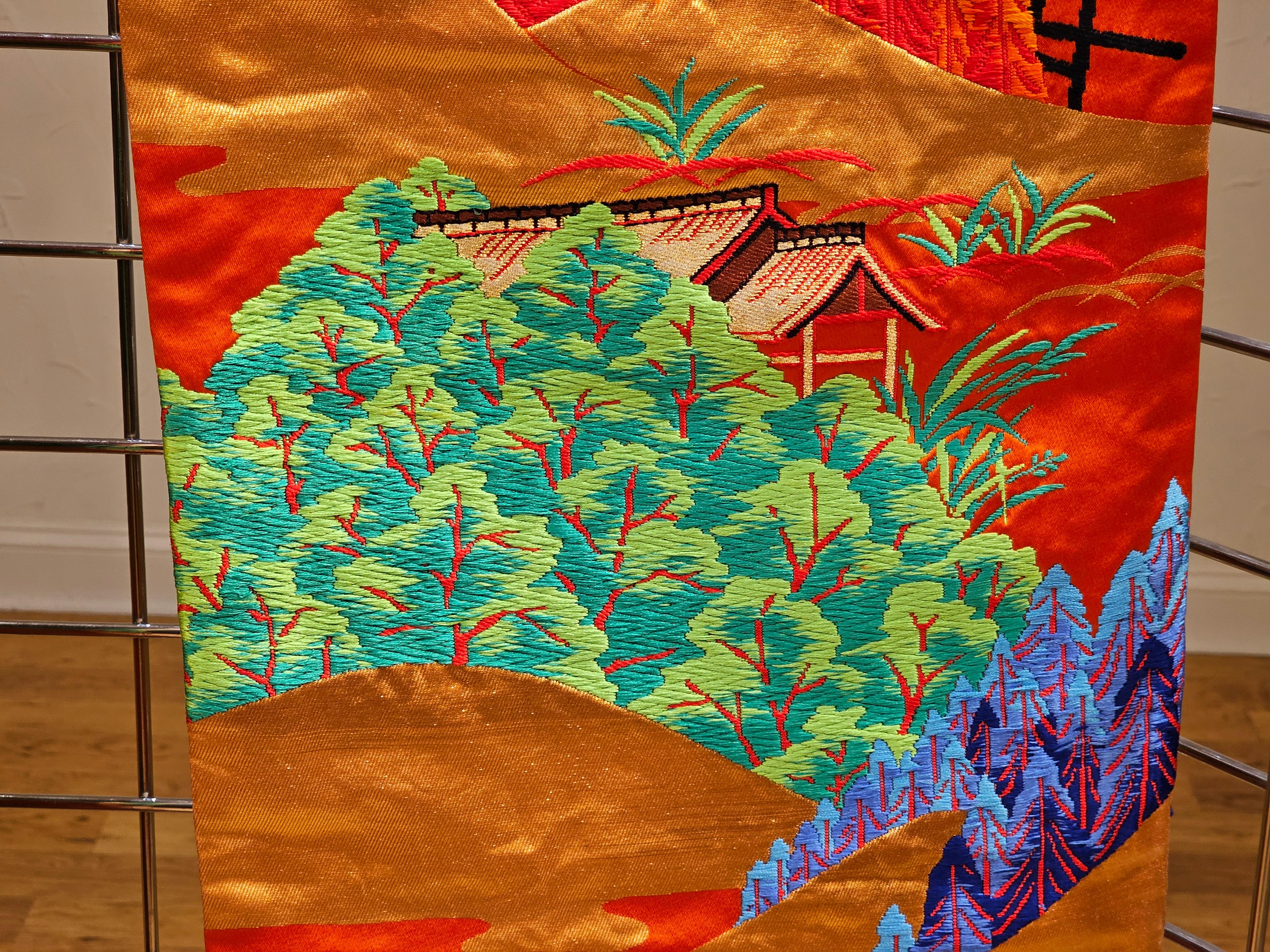 Japanischer zeremonieller Kimono aus Seidenbrokat-Stickerei in Grün, Rot, Blau im Angebot 3