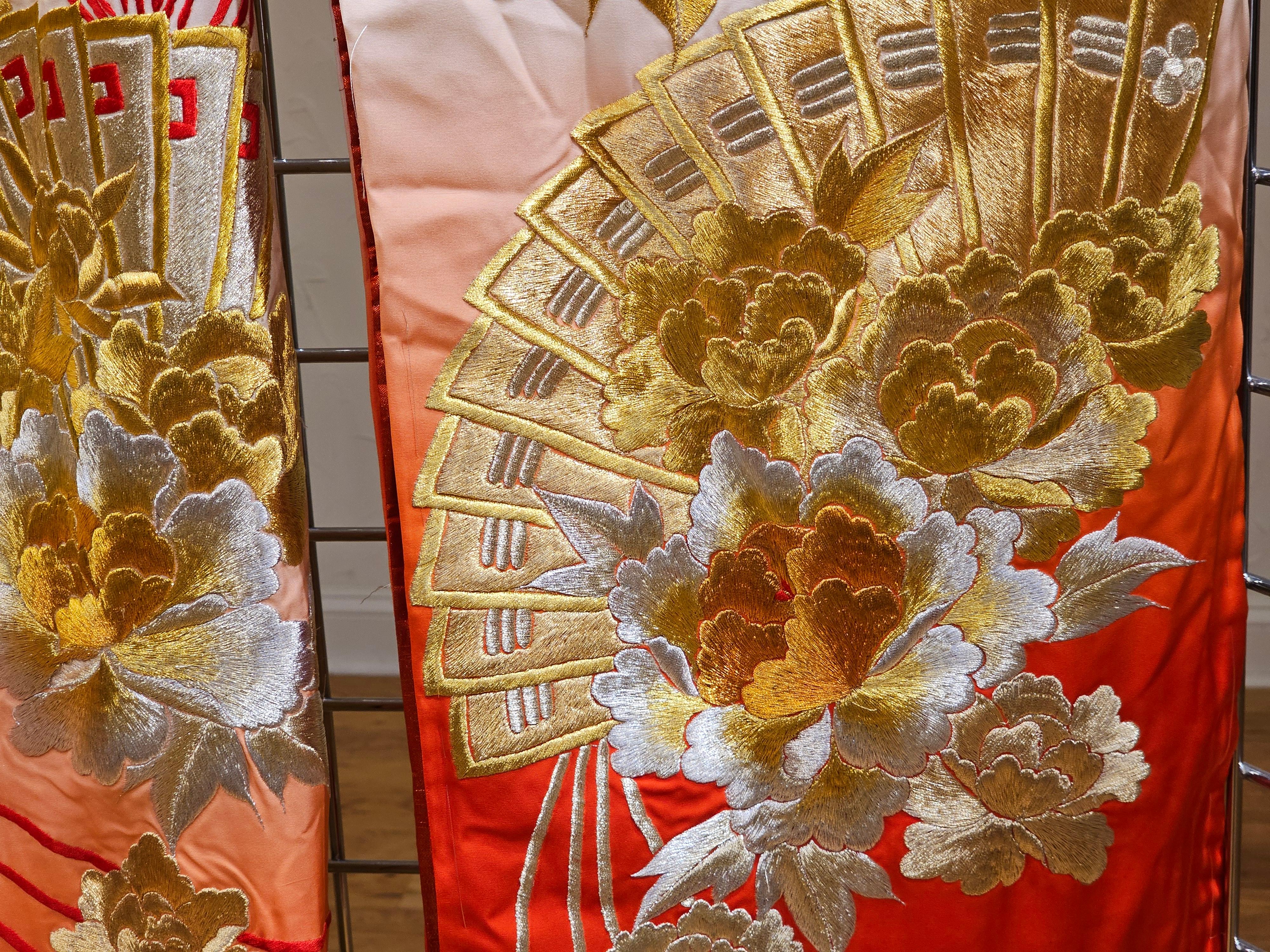 Kimono de cérémonie japonais vintage en brocart de soie ivoire, rouge et or en vente 3