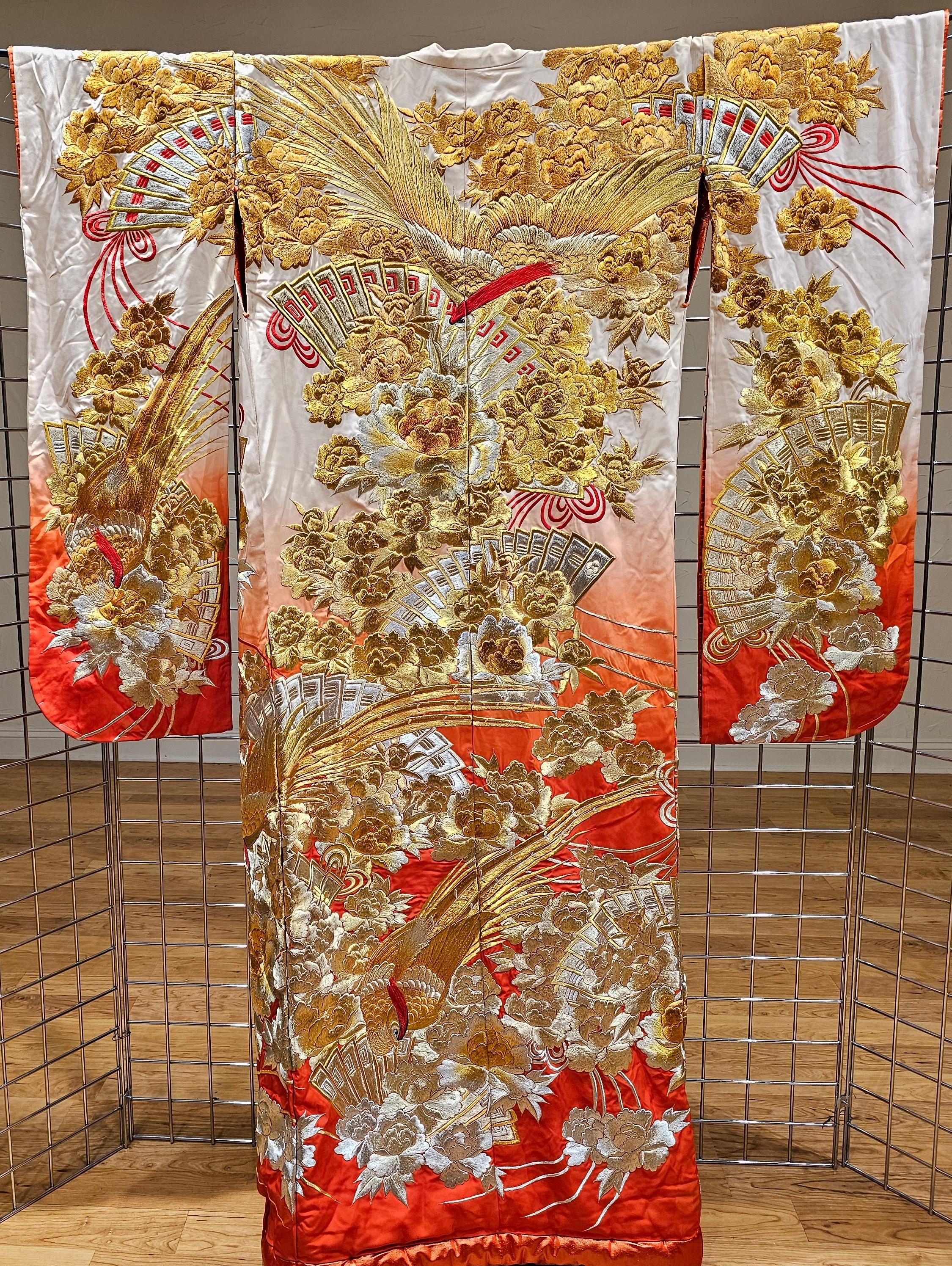 Kimono de cérémonie japonais vintage en brocart de soie ivoire, rouge et or en vente 4