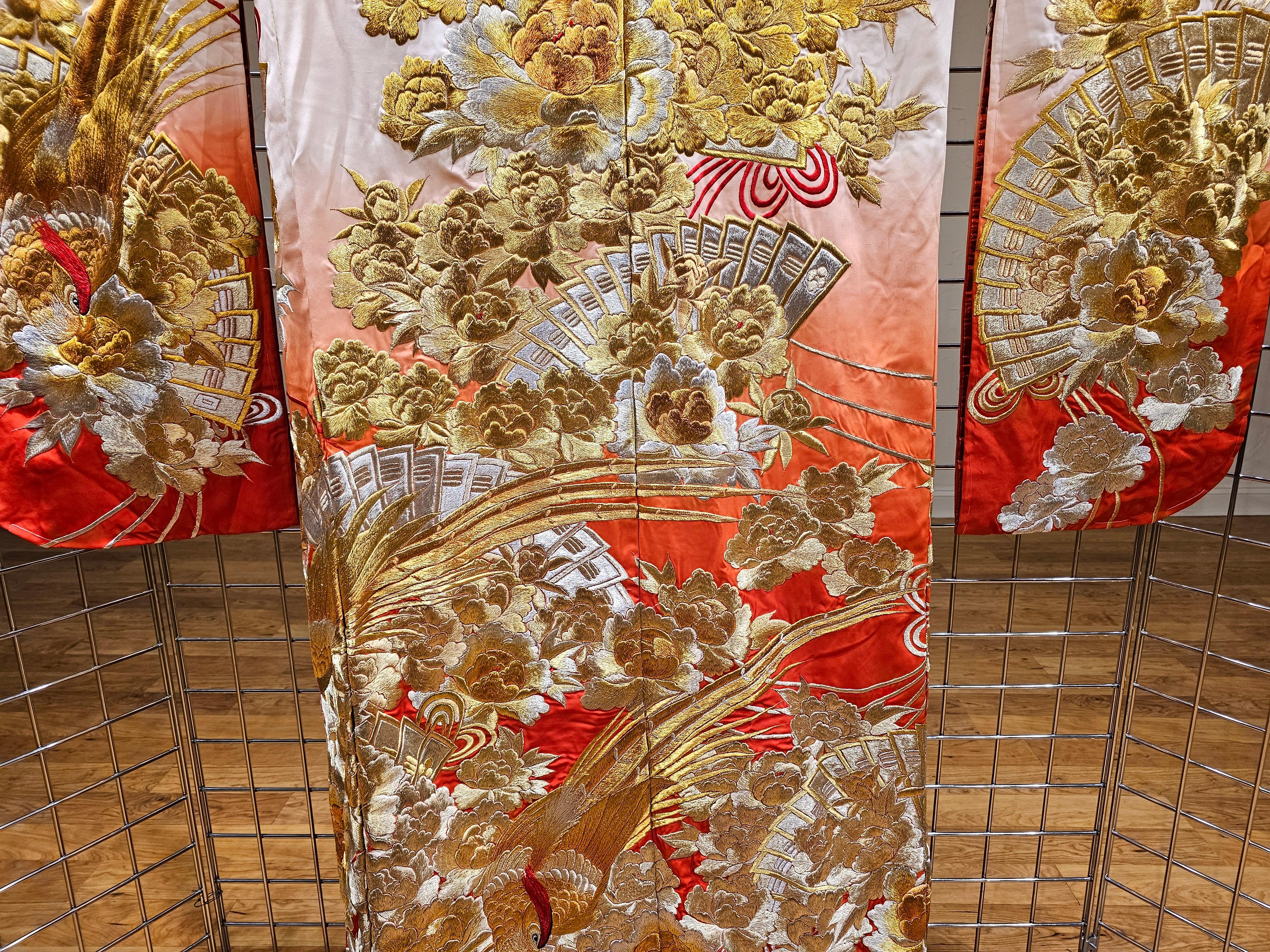 Kimono de cérémonie japonais vintage en brocart de soie ivoire, rouge et or en vente 6