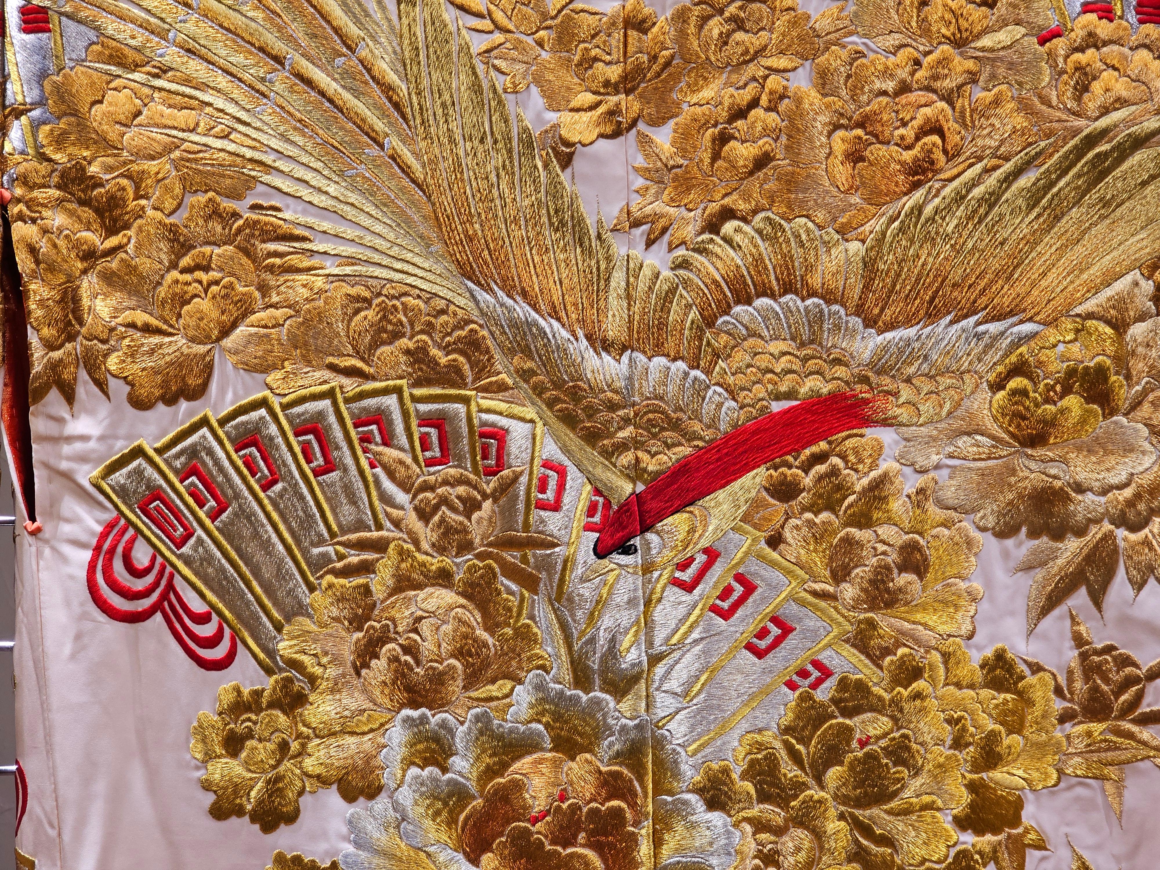 Keramik-Kimono in Elfenbein, Rot, Gold und Gold mit japanischer Seidenbrokat-Stickerei im Angebot 9