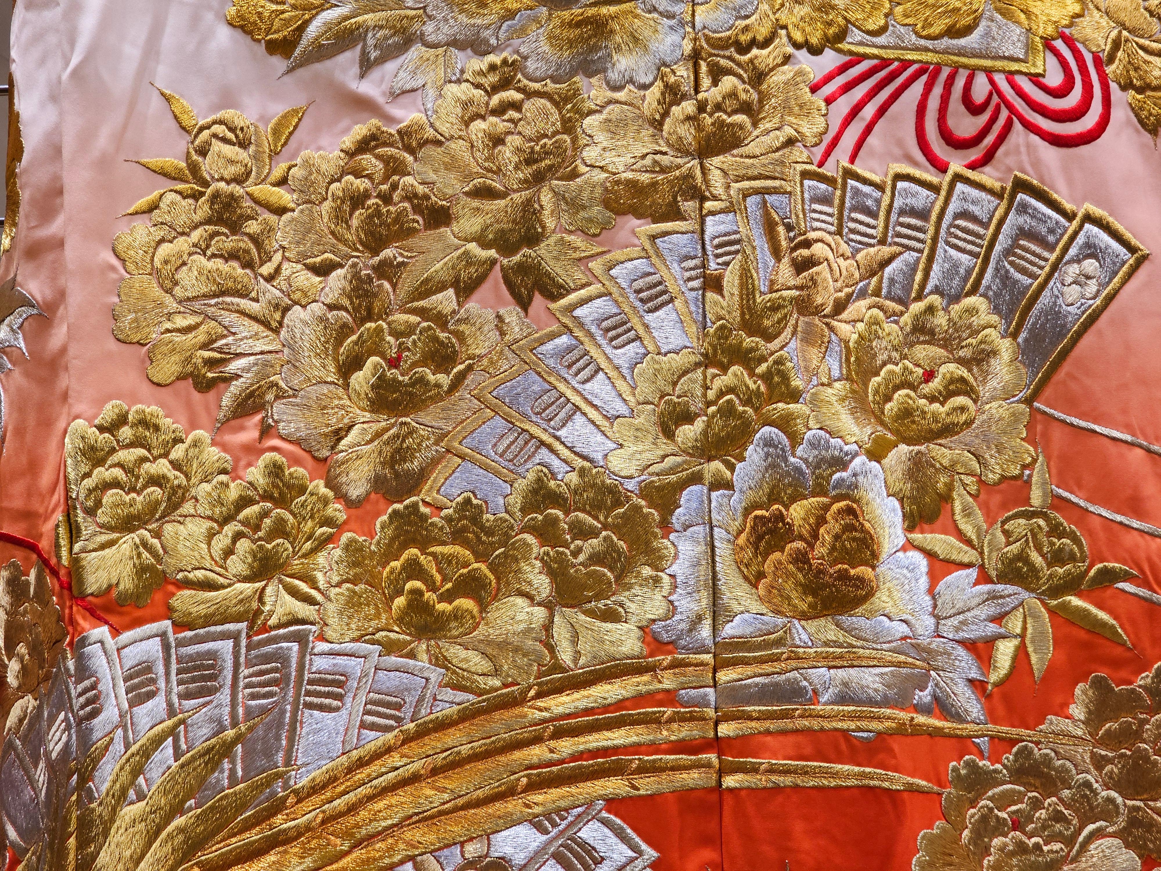 Kimono de cérémonie japonais vintage en brocart de soie ivoire, rouge et or en vente 9
