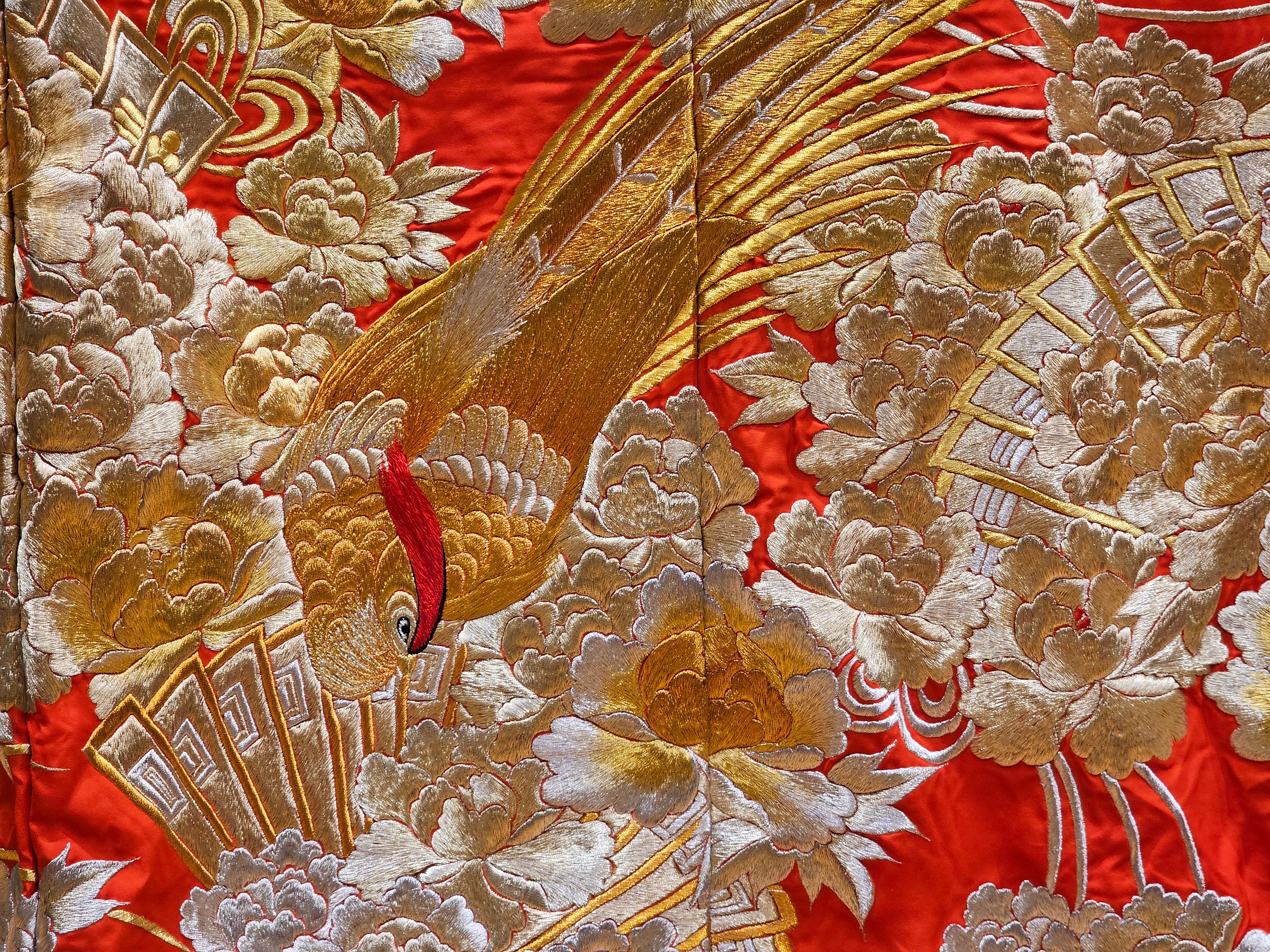 Kimono de cérémonie japonais vintage en brocart de soie ivoire, rouge et or en vente 10