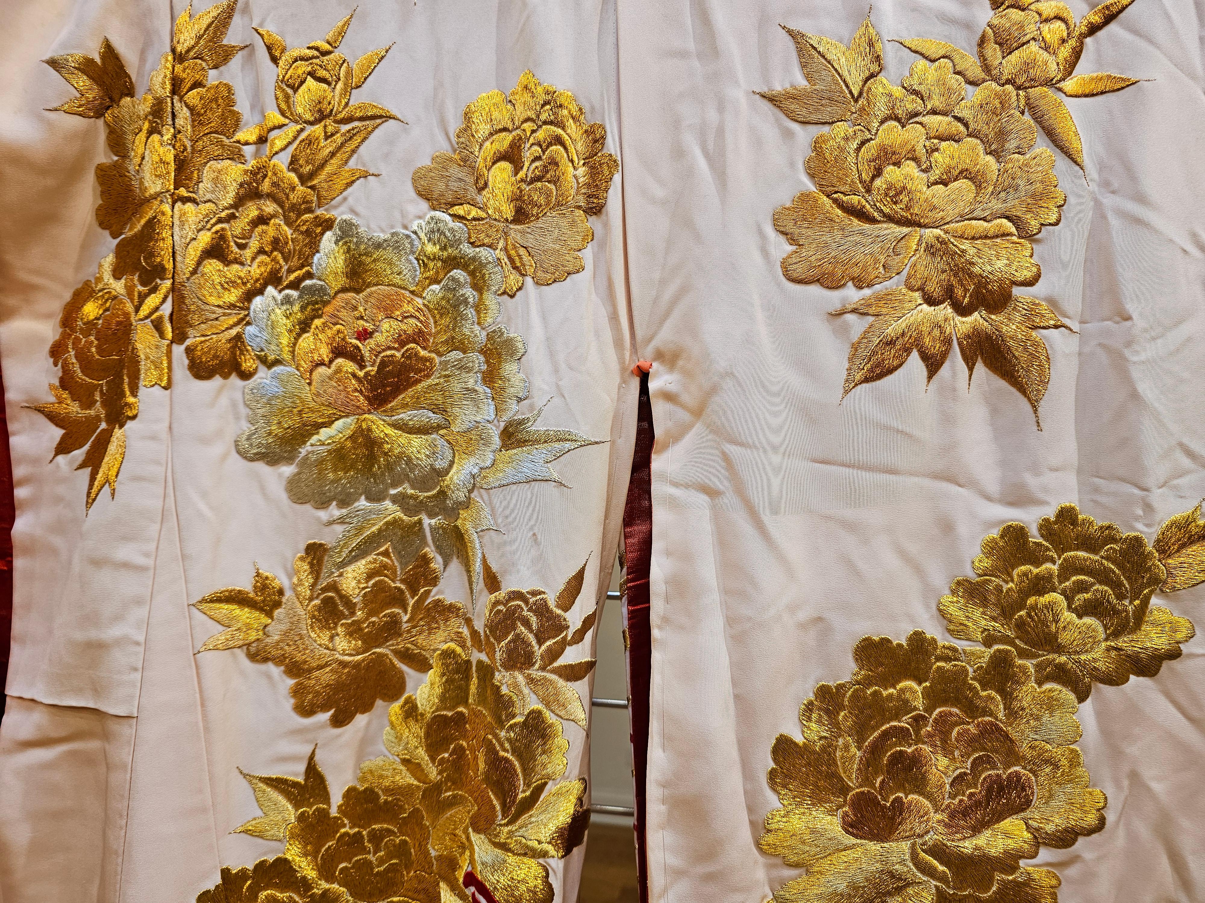 Keramik-Kimono in Elfenbein, Rot, Gold und Gold mit japanischer Seidenbrokat-Stickerei im Zustand „Gut“ im Angebot in Barrington, IL