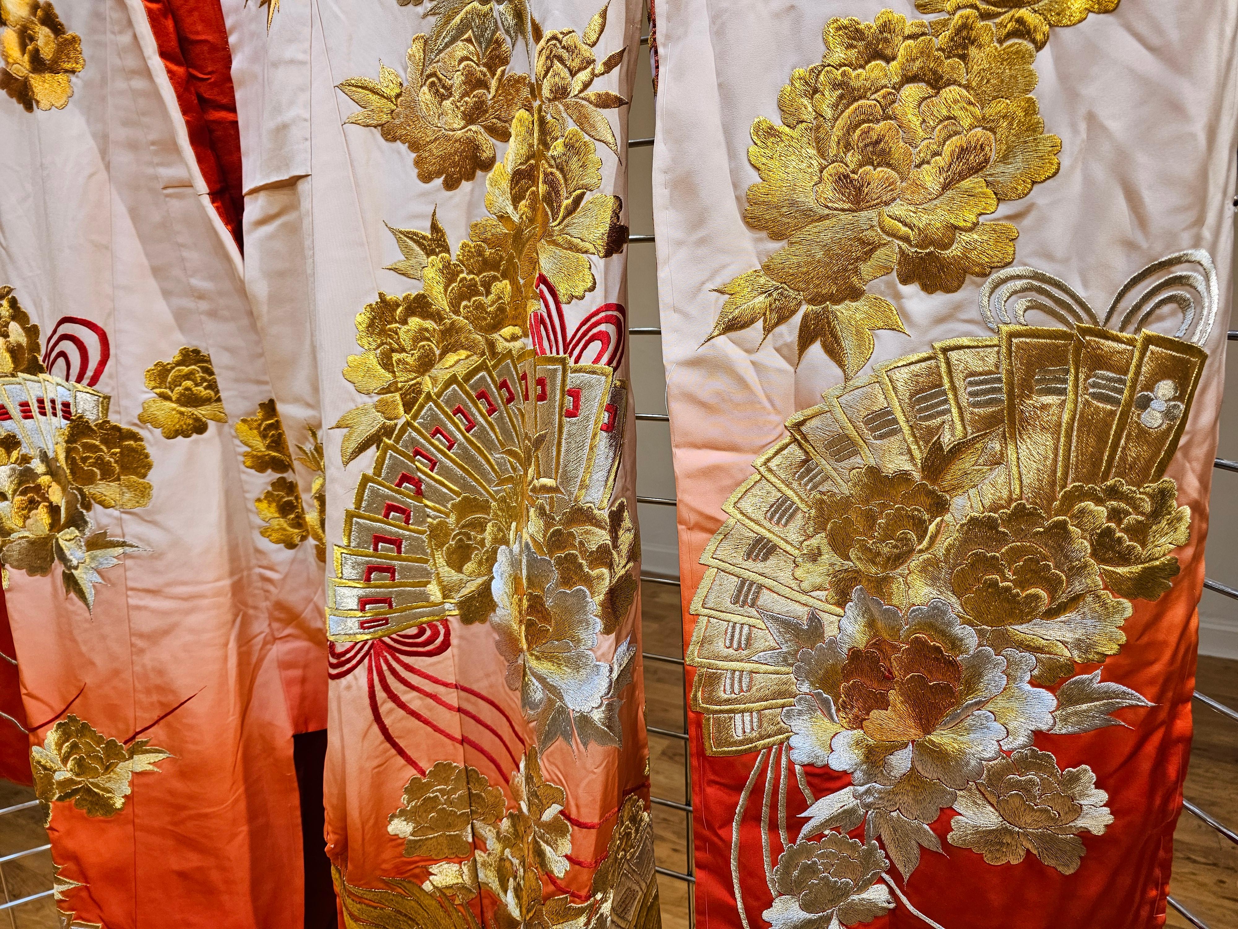20ième siècle Kimono de cérémonie japonais vintage en brocart de soie ivoire, rouge et or en vente