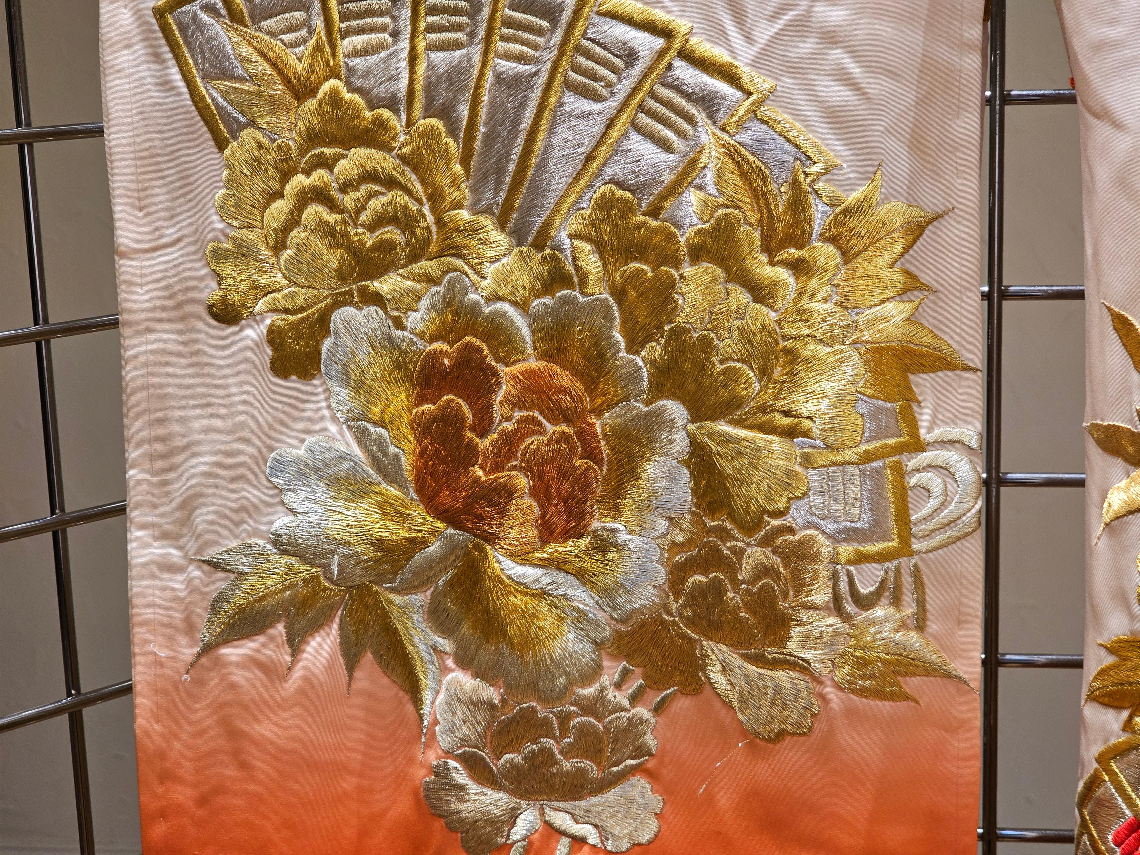 Keramik-Kimono in Elfenbein, Rot, Gold und Gold mit japanischer Seidenbrokat-Stickerei im Angebot 1