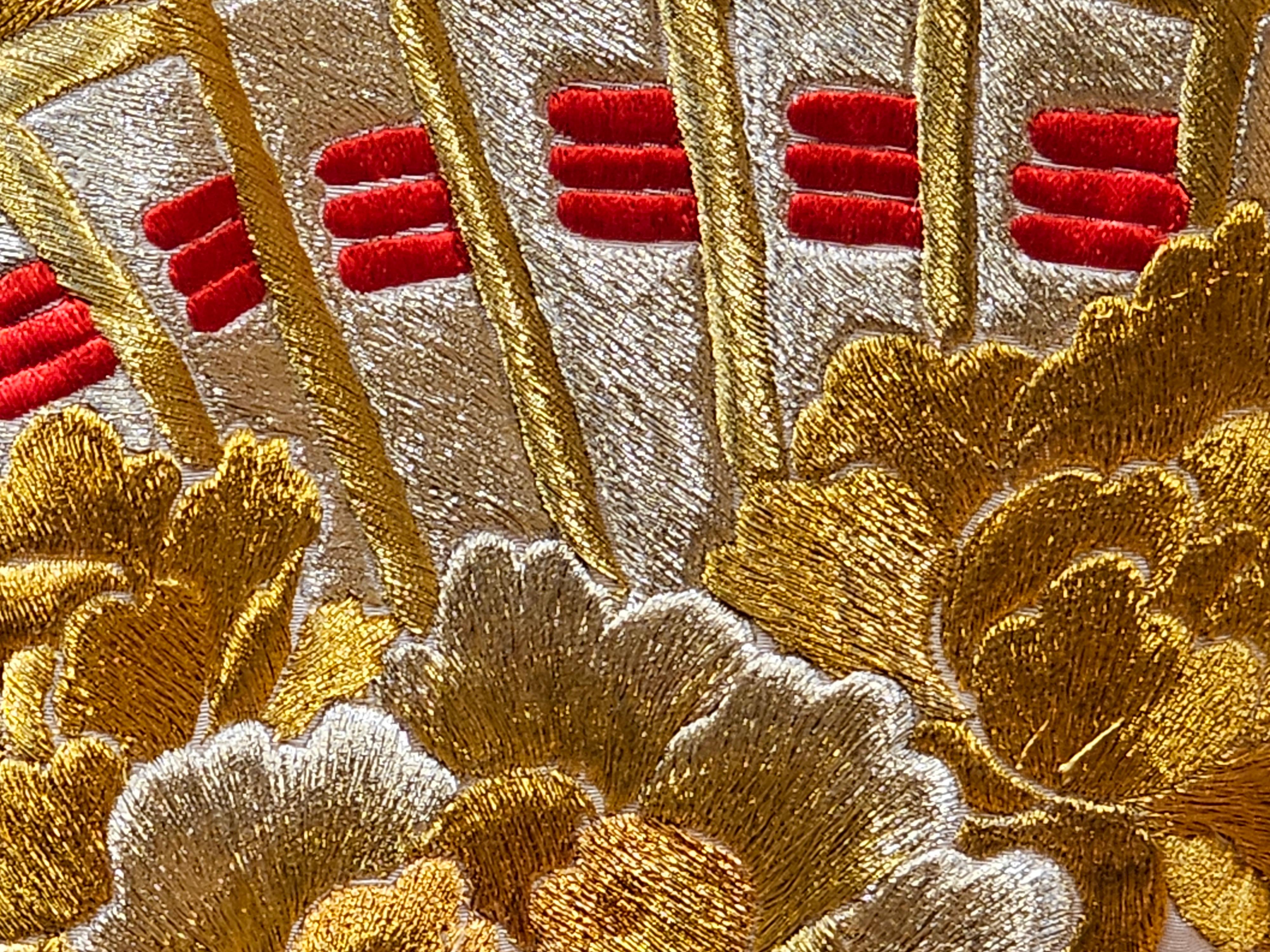 Kimono de cérémonie japonais vintage en brocart de soie ivoire, rouge et or en vente 1