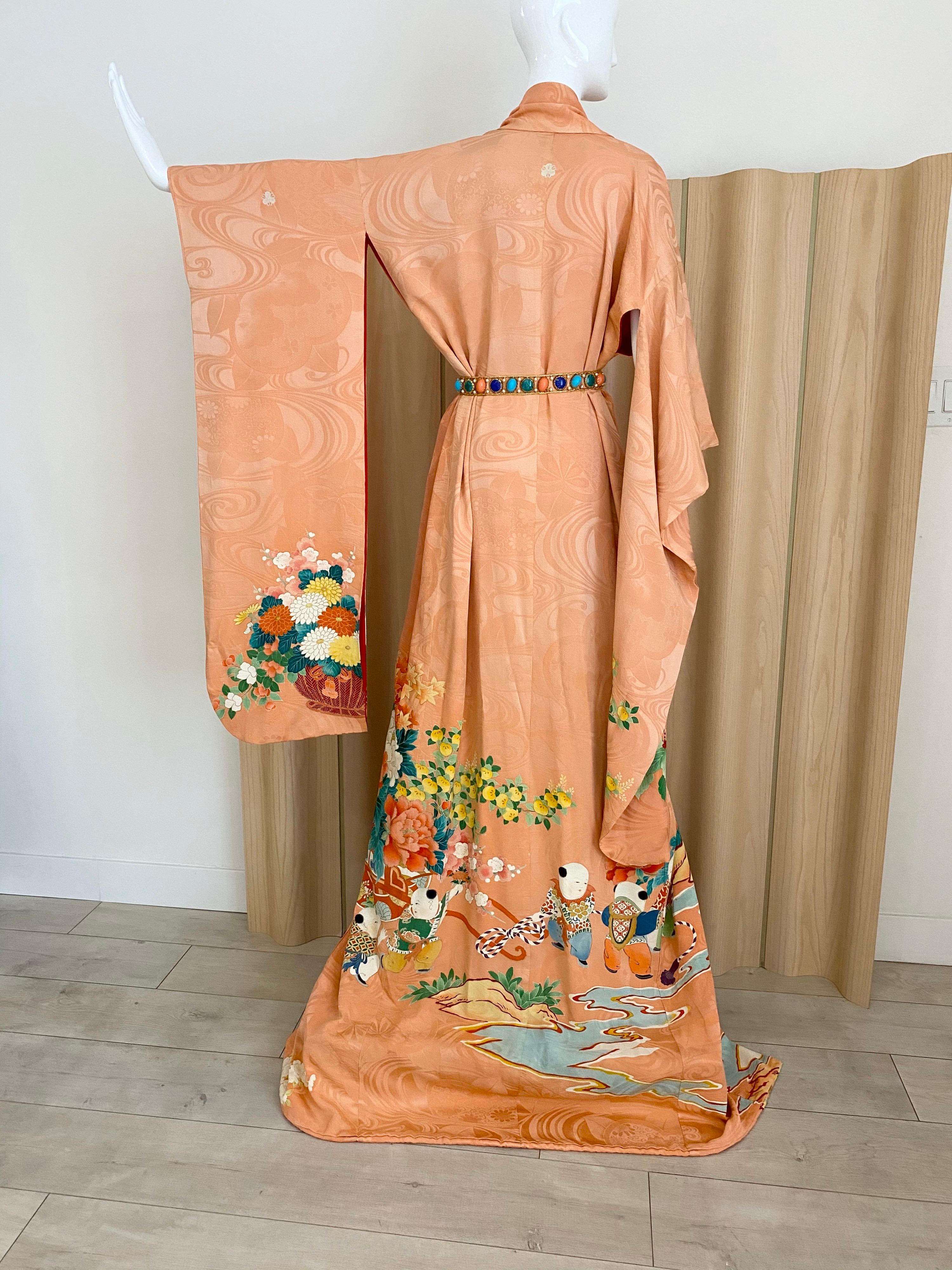 Schöner Kimono aus Seide mit Blumendruck.