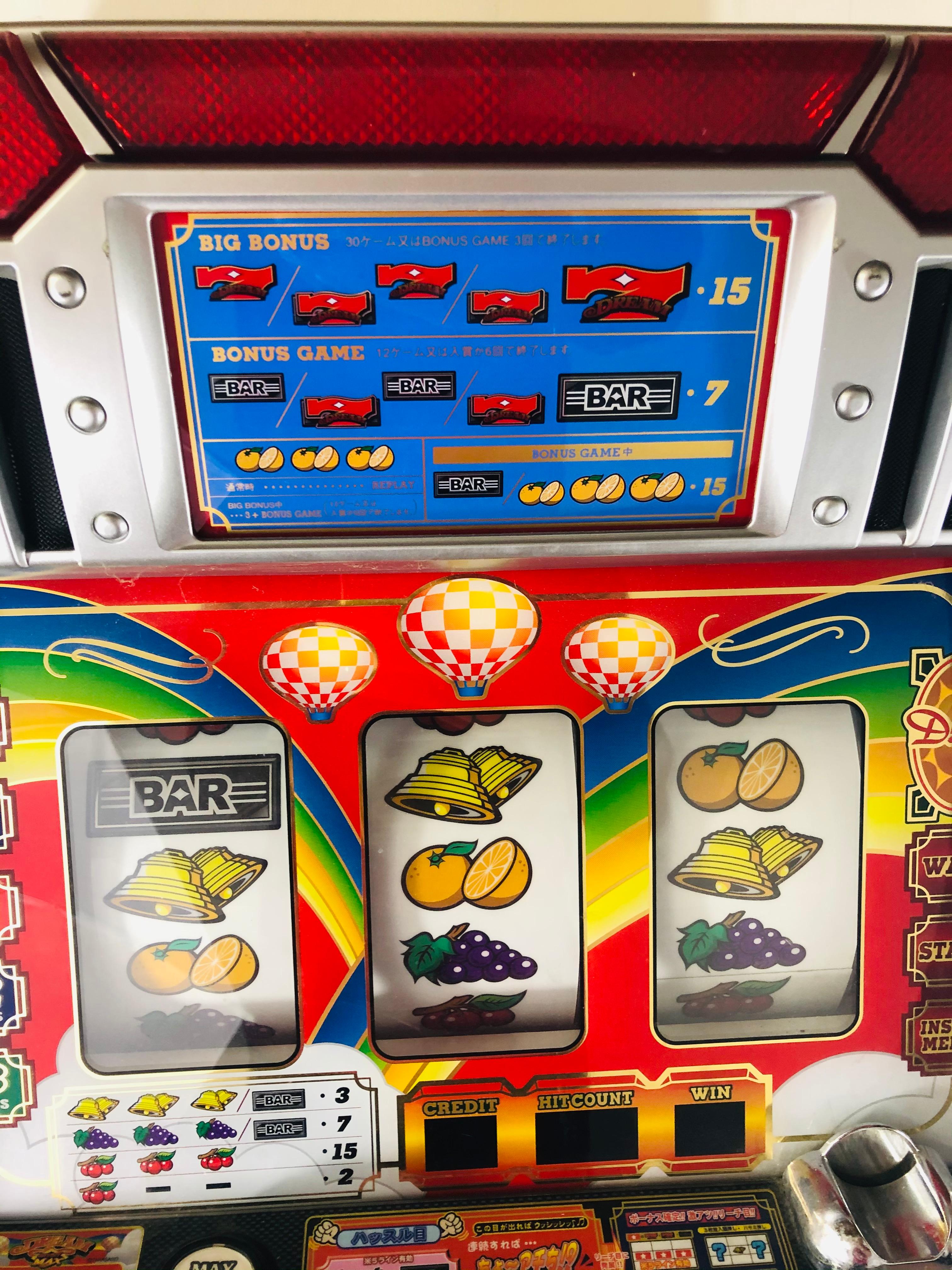 A vintage retro old-school slot machine by the Japanese maker Takasago, dream model. The slot machine comes with tokens. It is a great decoration and entertainment object in adult playroom or cigar room. Also wonderful decorative piece to complete