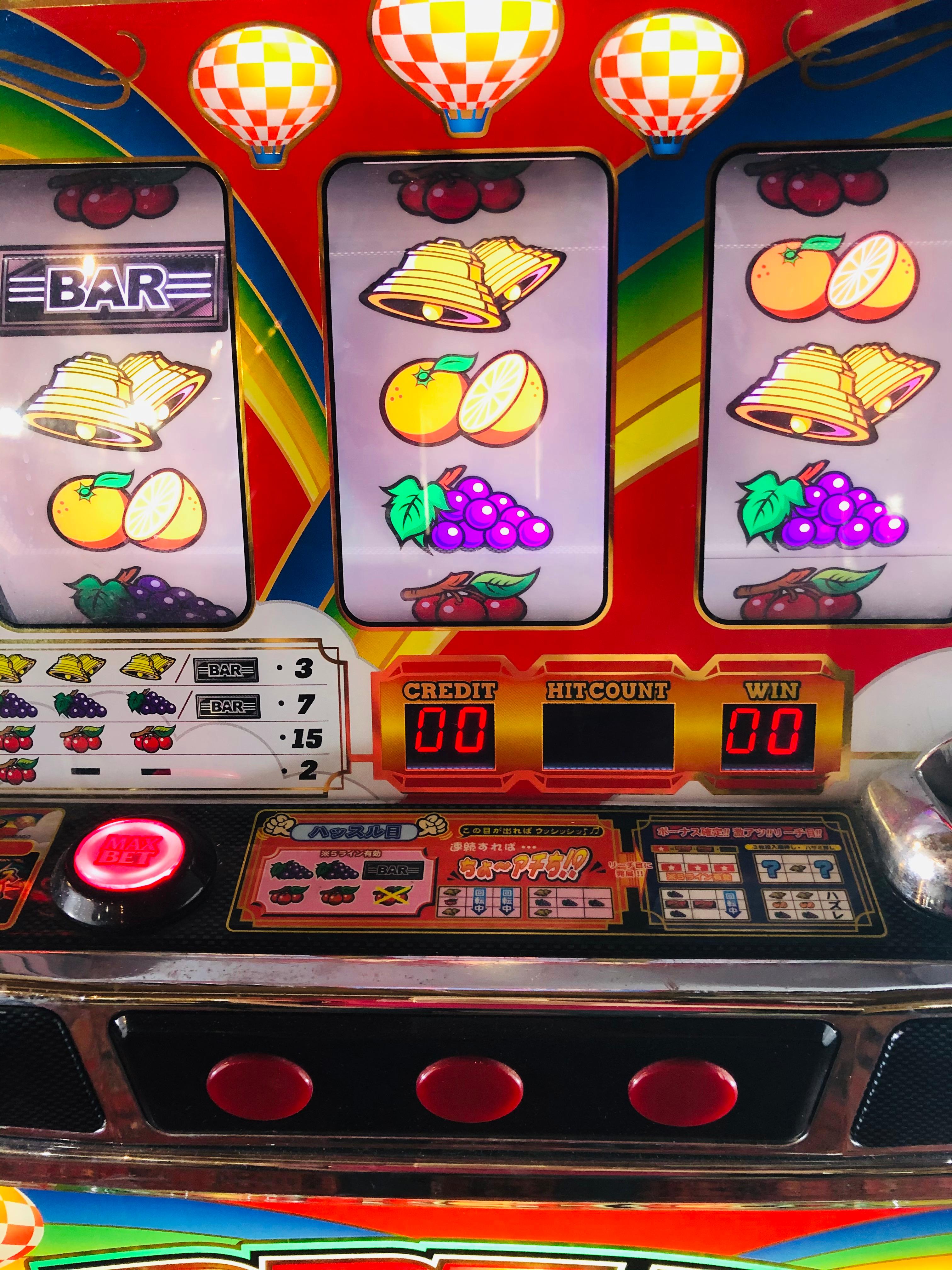 Vintage Japanese Slot Machine with Tokens In Good Condition In Plainview, NY