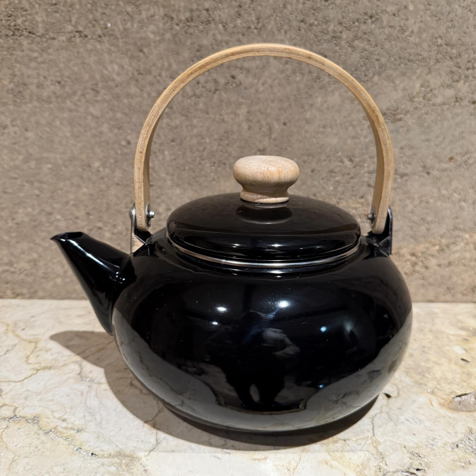 Pequeña tetera japonesa vintage de esmalte negro siglo XX en venta