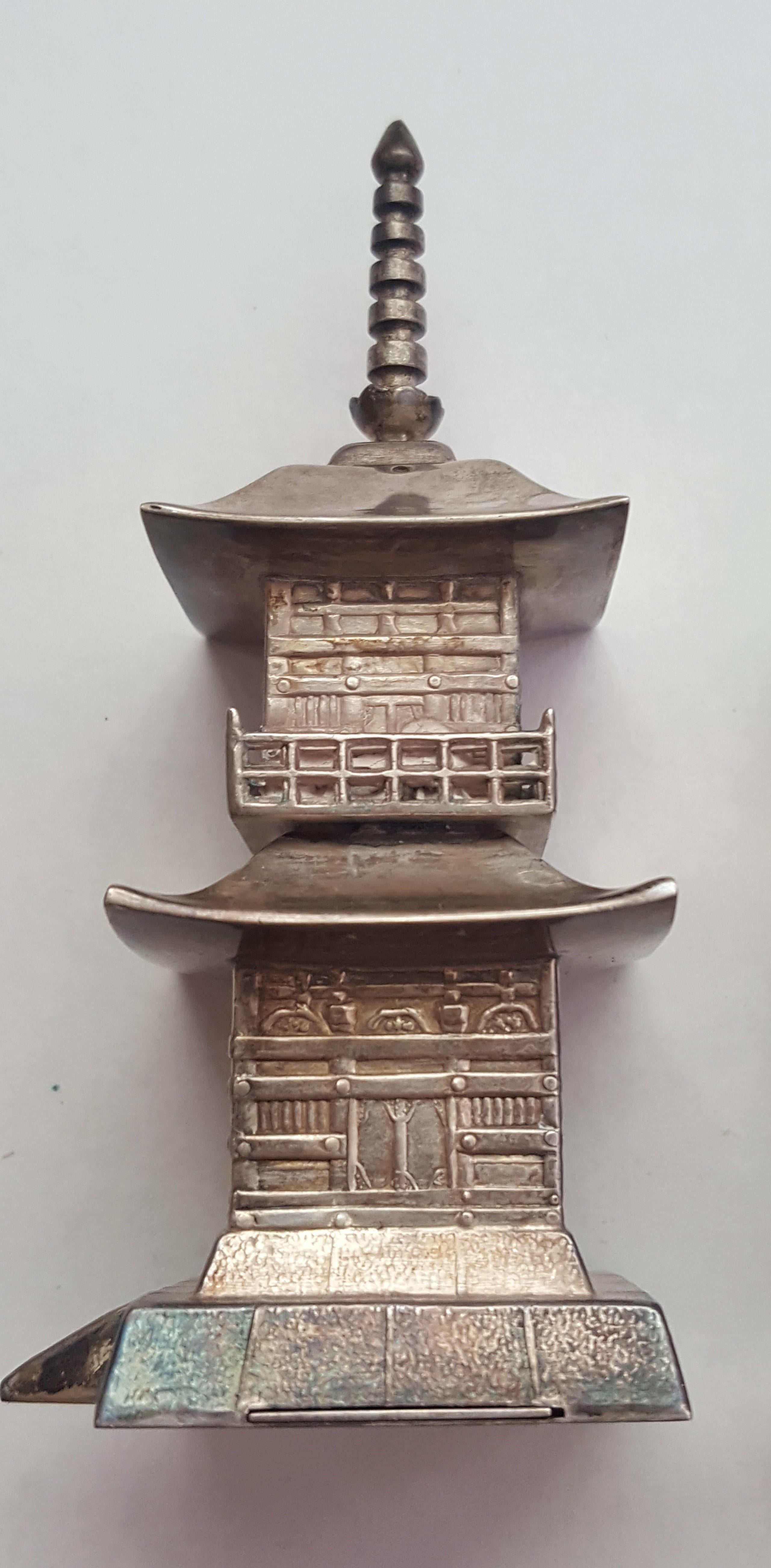 Vintage Japanese Sterling Salt and Pepper Shakers Pagoda Okubo, 72.2 Grams In Good Condition In Rancho Santa Fe, CA