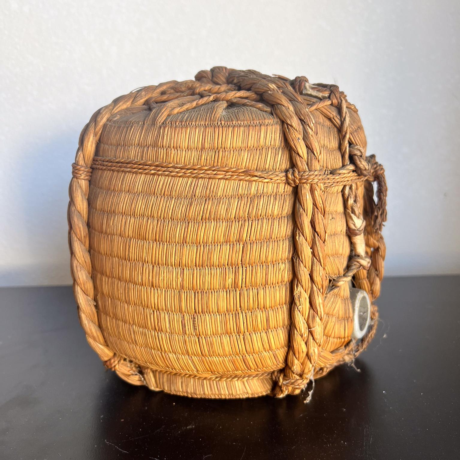 Mid-Century moderno Caraffa da sakè d'epoca in gres giapponese con involucro di botte in vendita
