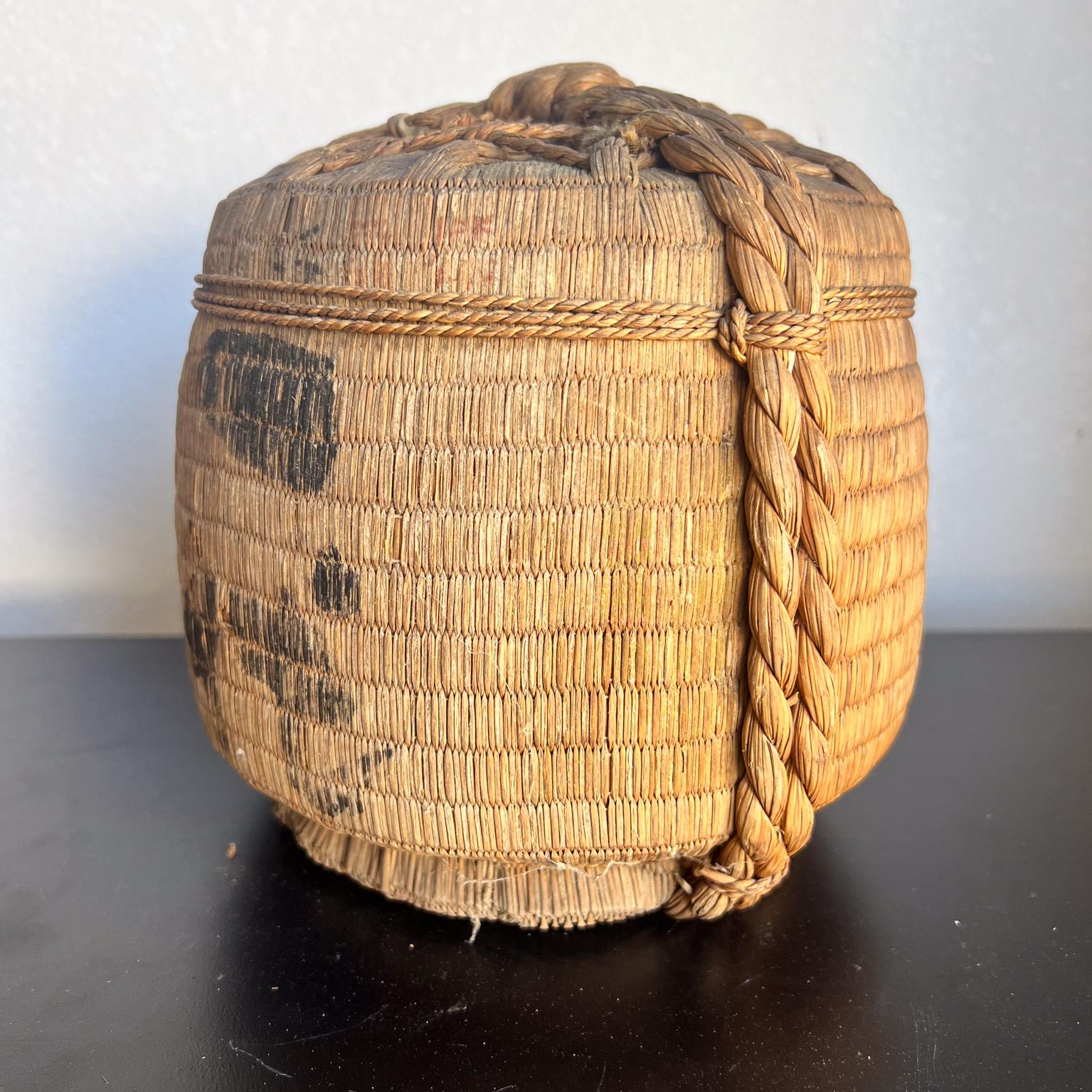 Giapponese Caraffa da sakè d'epoca in gres giapponese con involucro di botte in vendita