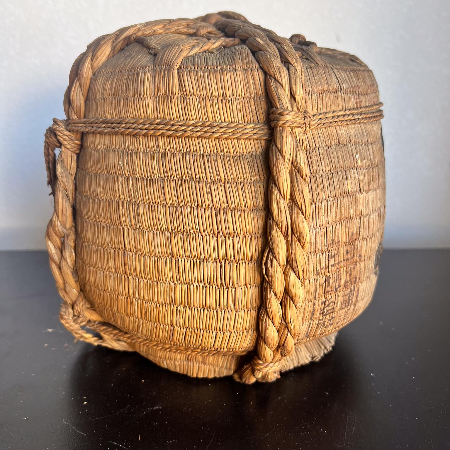 XX secolo Caraffa da sakè d'epoca in gres giapponese con involucro di botte in vendita