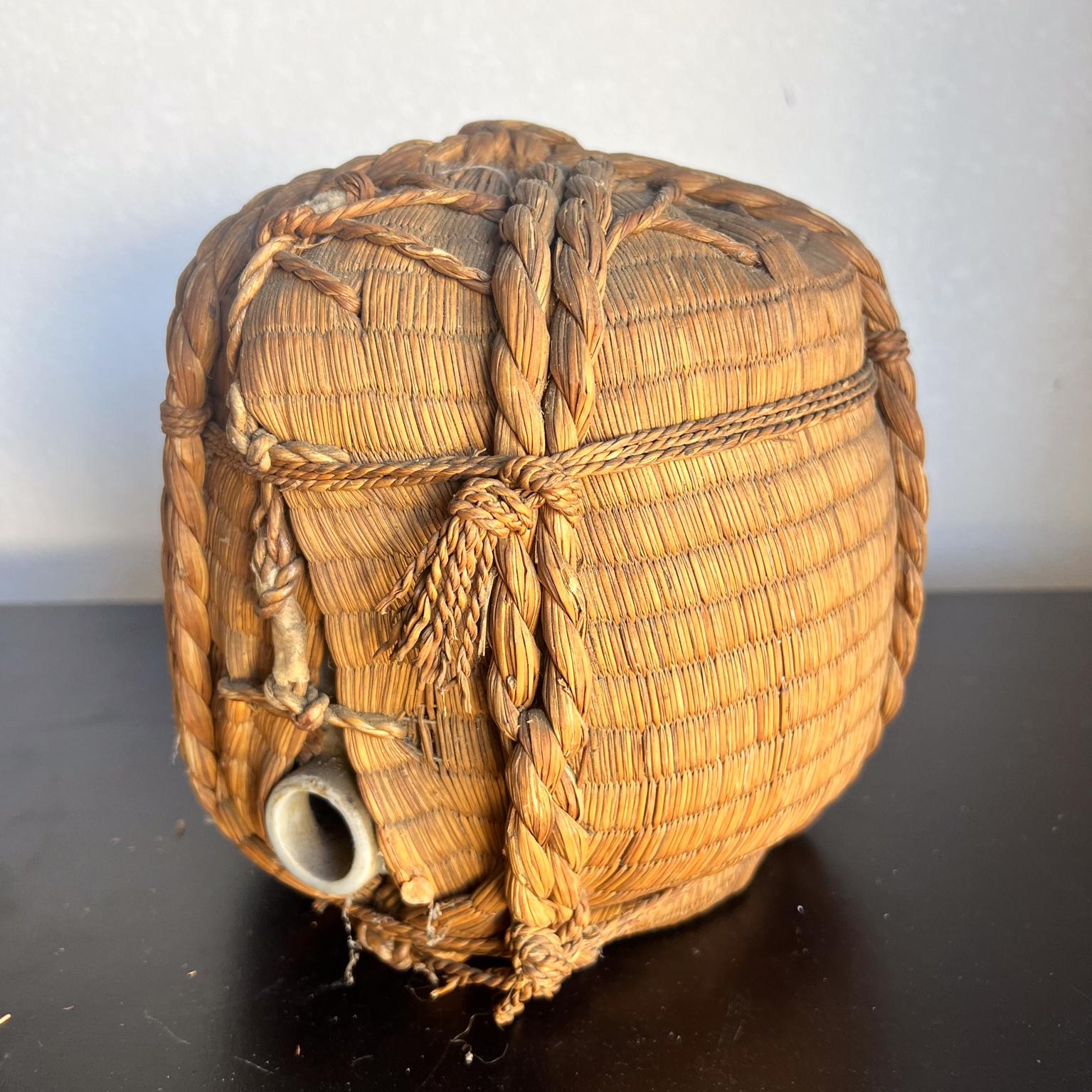 Grès porcellanato Caraffa da sakè d'epoca in gres giapponese con involucro di botte in vendita