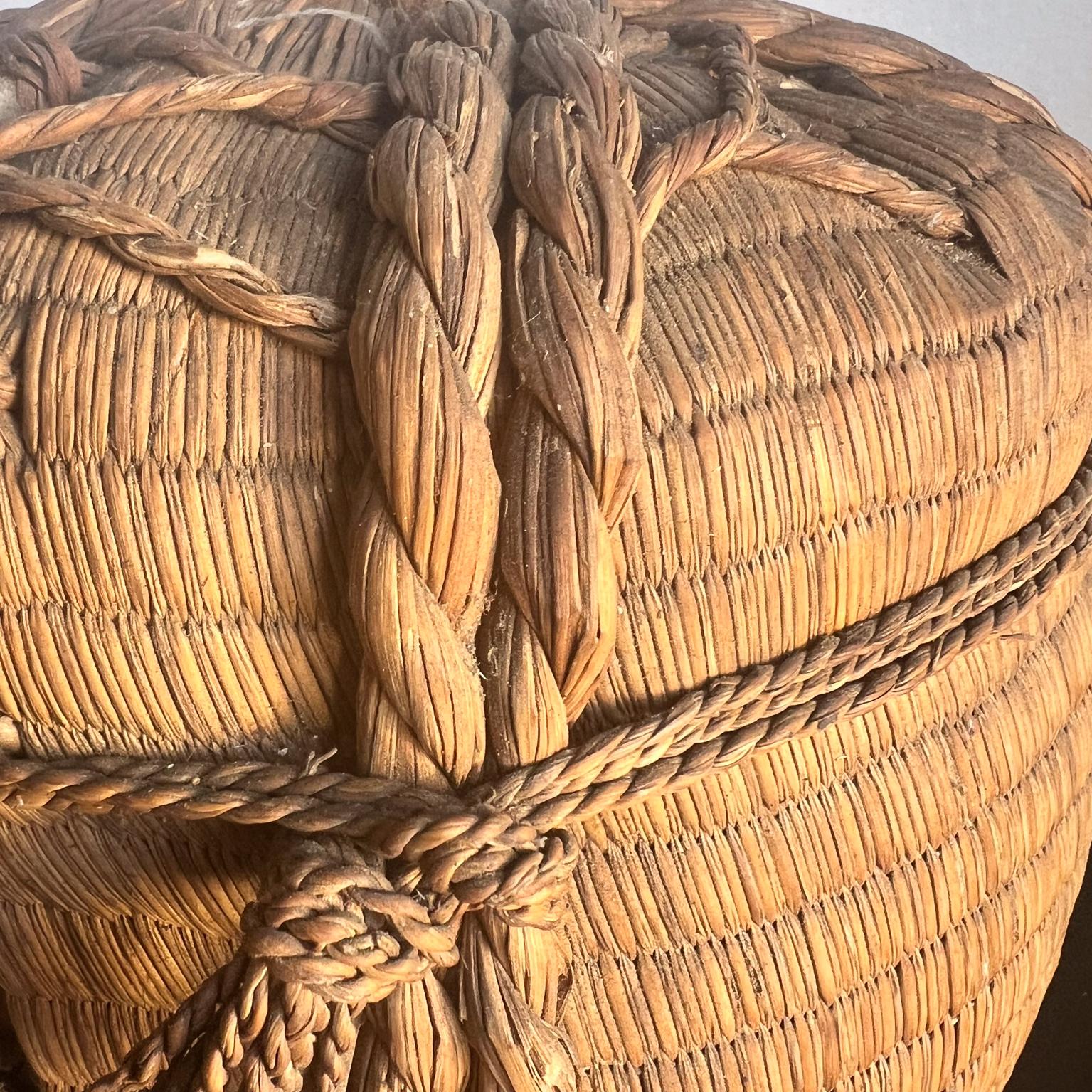 Caraffa da sakè d'epoca in gres giapponese con involucro di botte in vendita 1