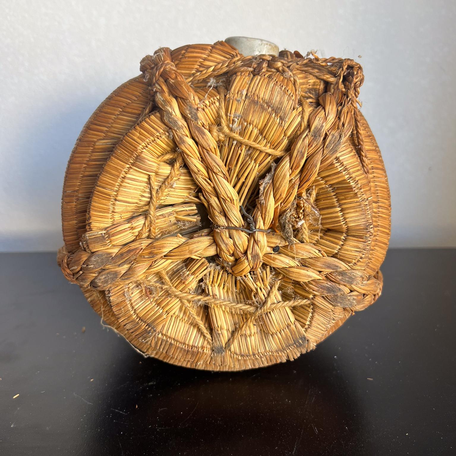 Caraffa da sakè d'epoca in gres giapponese con involucro di botte in vendita 3