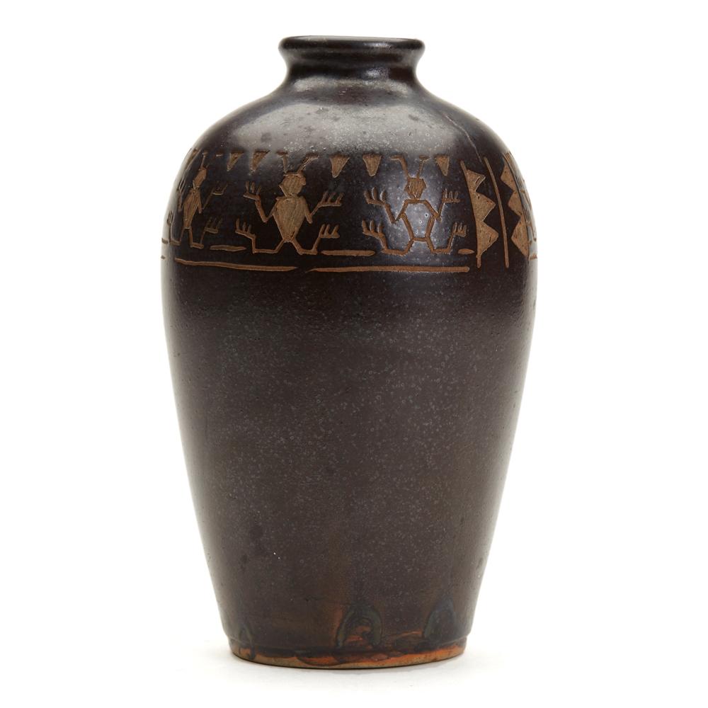 Japanische Vintage Studio Pottery Vase mit Insektenmotiv aus Steingut, signiert (Radiert) im Angebot