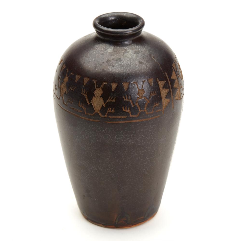 Japanische Vintage Studio Pottery Vase mit Insektenmotiv aus Steingut, signiert im Zustand „Gut“ im Angebot in Bishop's Stortford, Hertfordshire