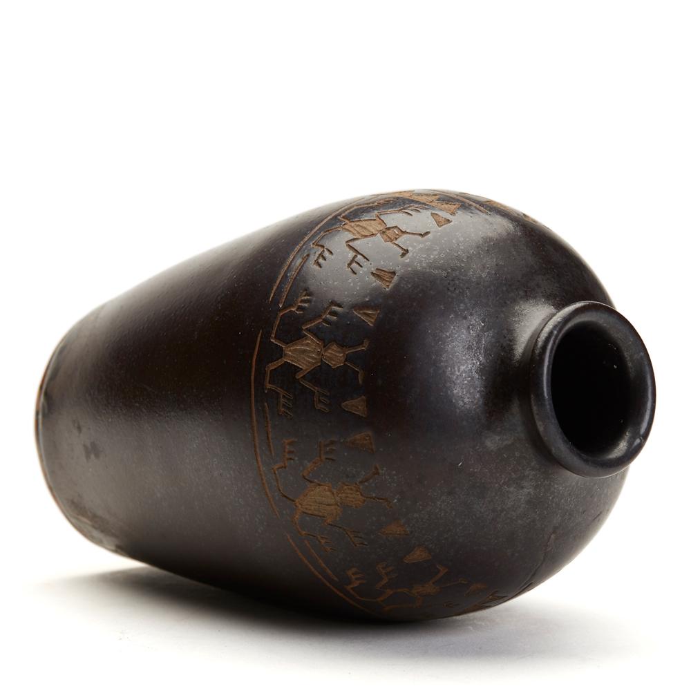 Japanische Vintage Studio Pottery Vase mit Insektenmotiv aus Steingut, signiert (20. Jahrhundert) im Angebot