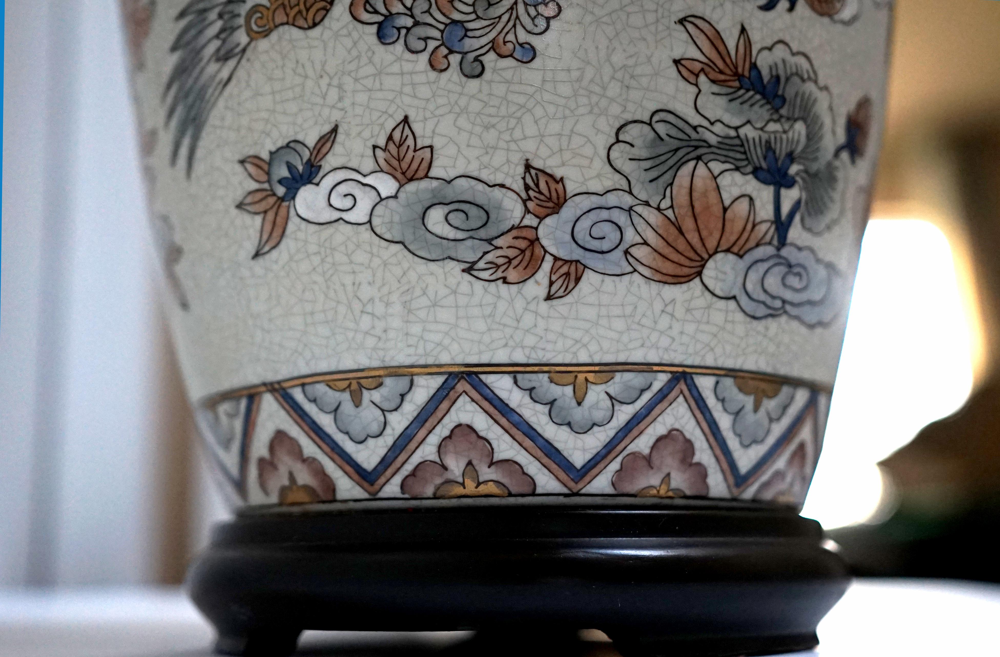 Porcelaine Lampe de bureau japonaise vintage à motif géométrique, oiseaux et nuages en vente