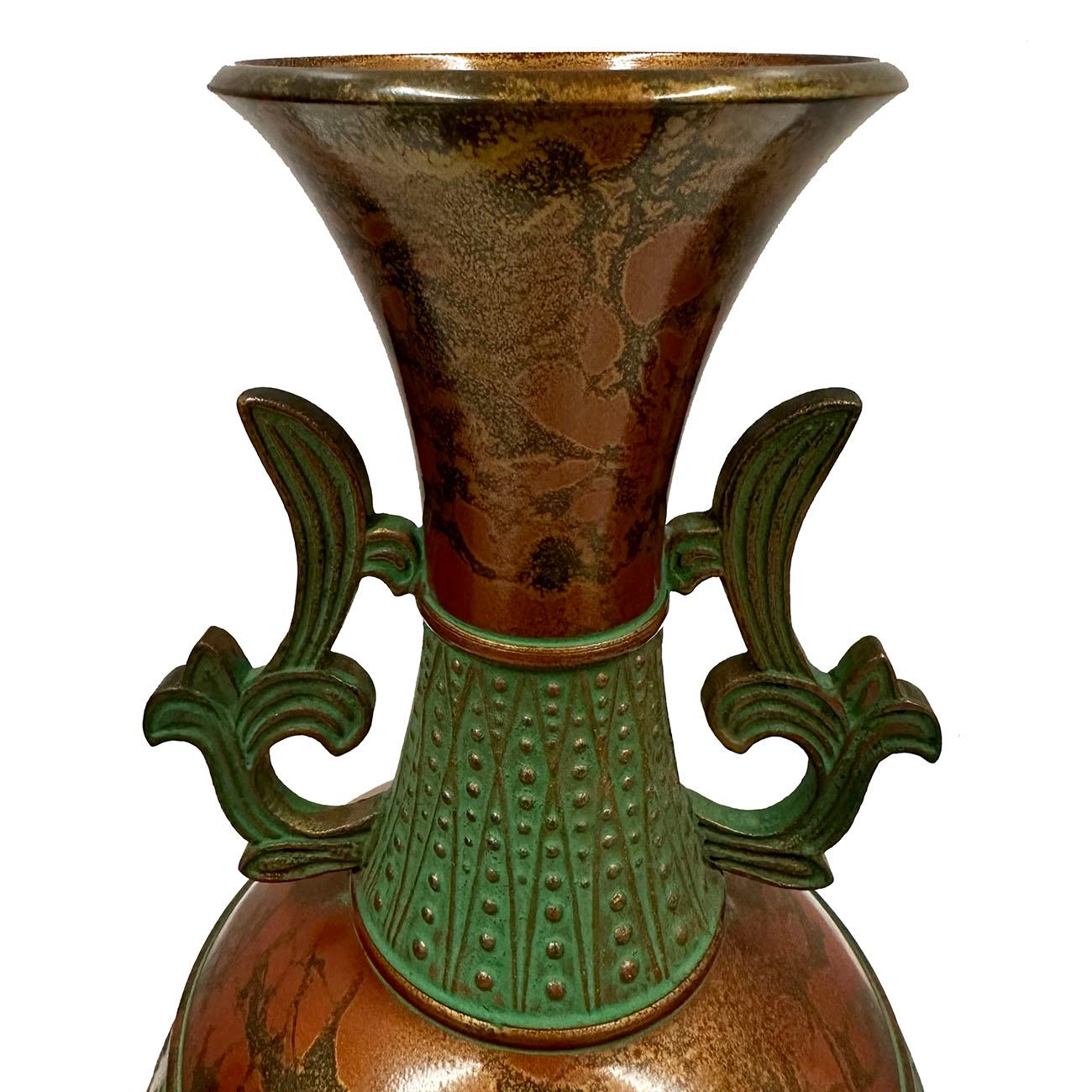 Ce magnifique vase en cuivre a été fabriqué par la célèbre société d'objets en métal Takenaka Bronze Works. I+I a été fait à la main en bronze avec des travaux de sculpture détaillés et présente des marques sur le fond. Les photos détaillées