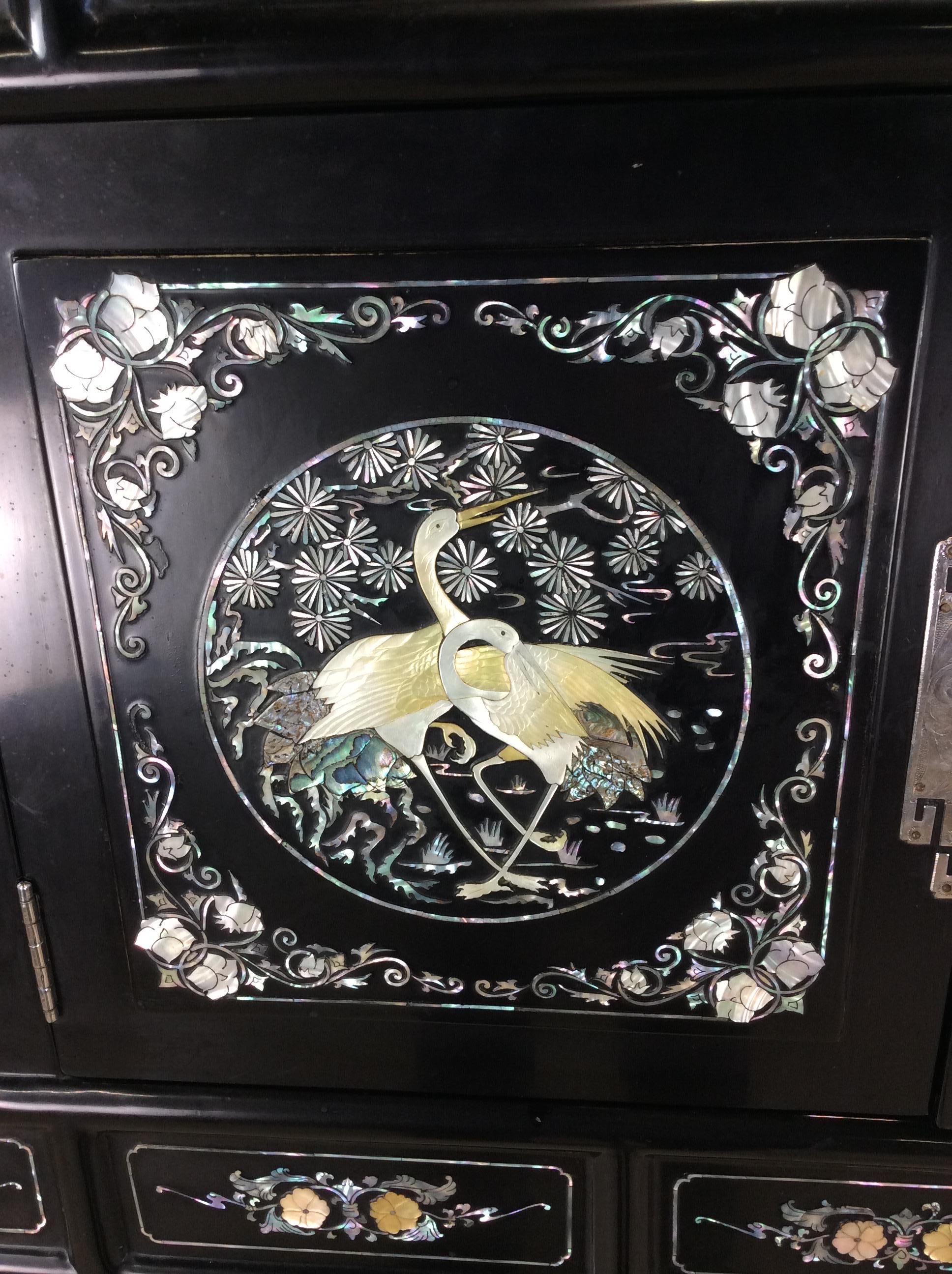Vieille armoire japonaise Tansu avec incrustation de nacre en vente 5