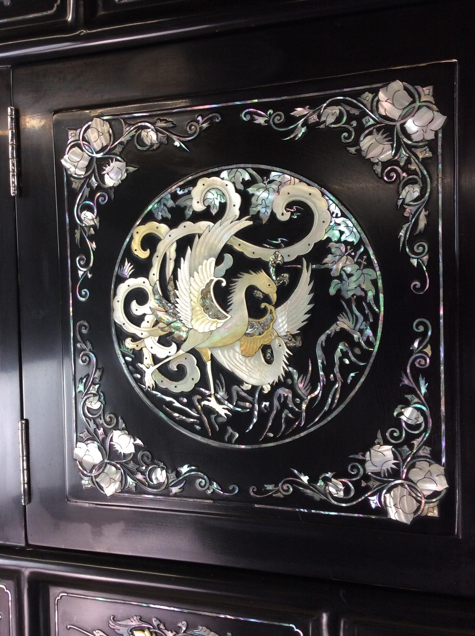 Vieille armoire japonaise Tansu avec incrustation de nacre en vente 6