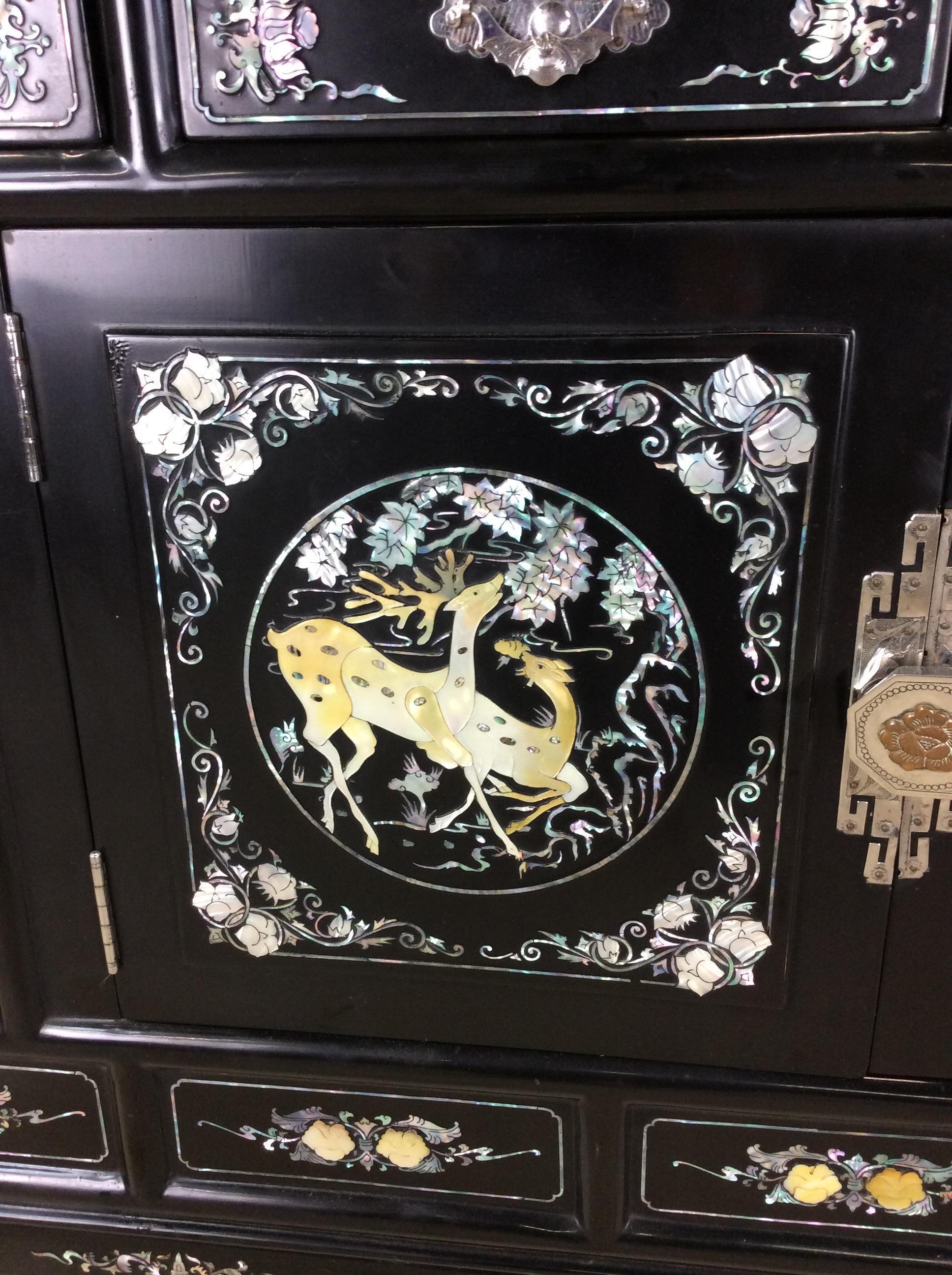Vieille armoire japonaise Tansu avec incrustation de nacre en vente 7