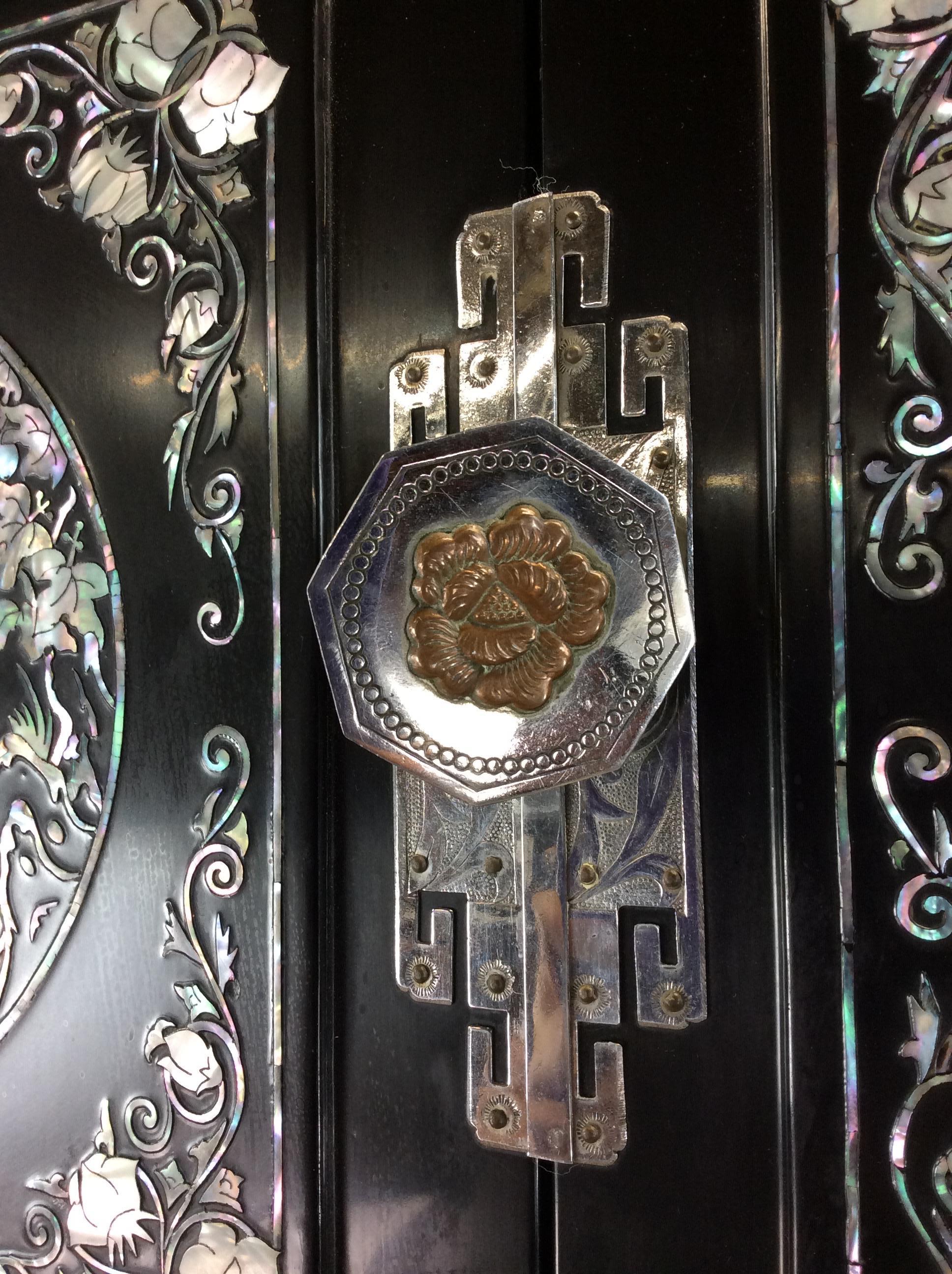 Vieille armoire japonaise Tansu avec incrustation de nacre en vente 8