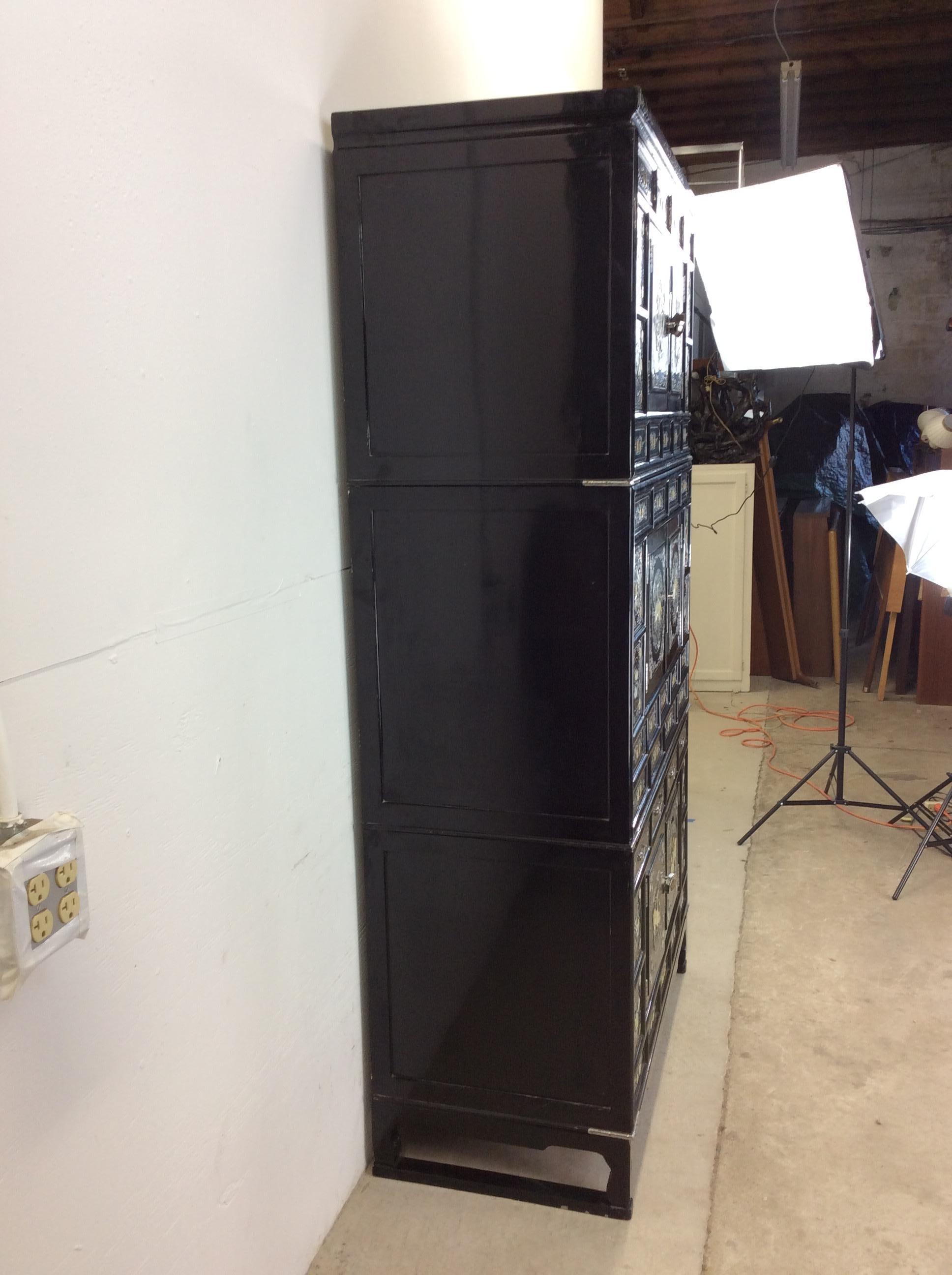 Vieille armoire japonaise Tansu avec incrustation de nacre en vente 9