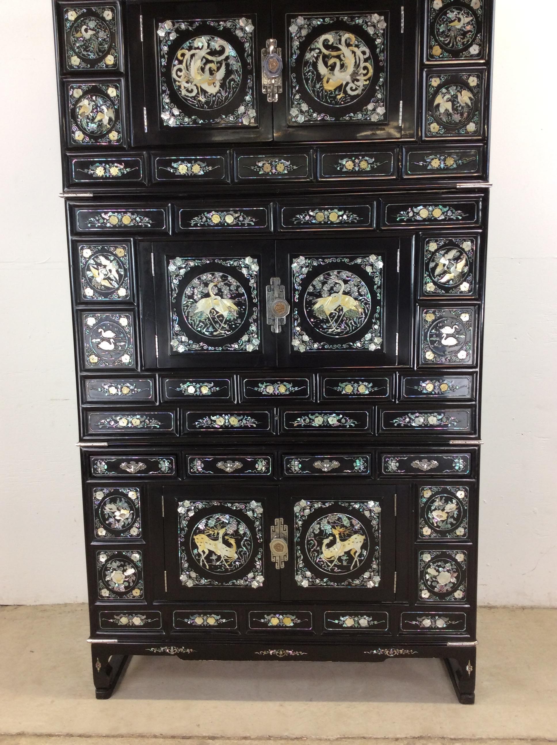 Japonisme Vieille armoire japonaise Tansu avec incrustation de nacre en vente