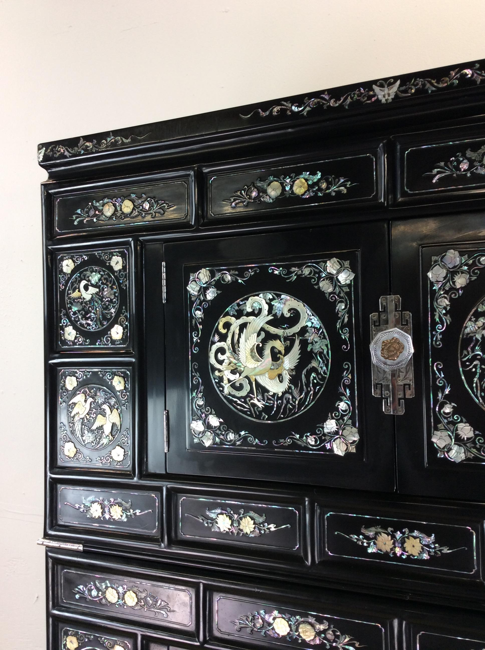 Japonais Vieille armoire japonaise Tansu avec incrustation de nacre en vente
