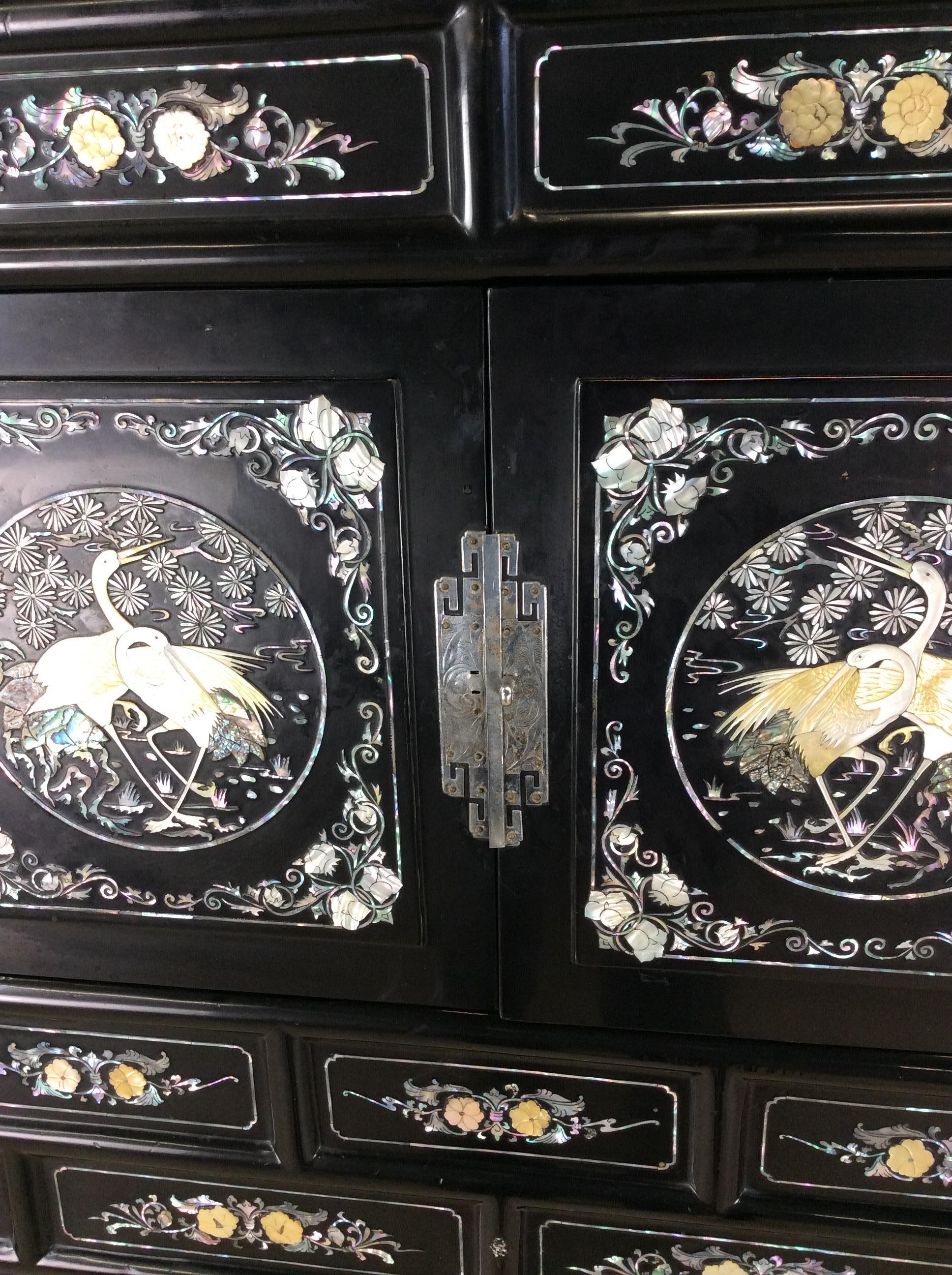 Vieille armoire japonaise Tansu avec incrustation de nacre Bon état - En vente à Freehold, NJ