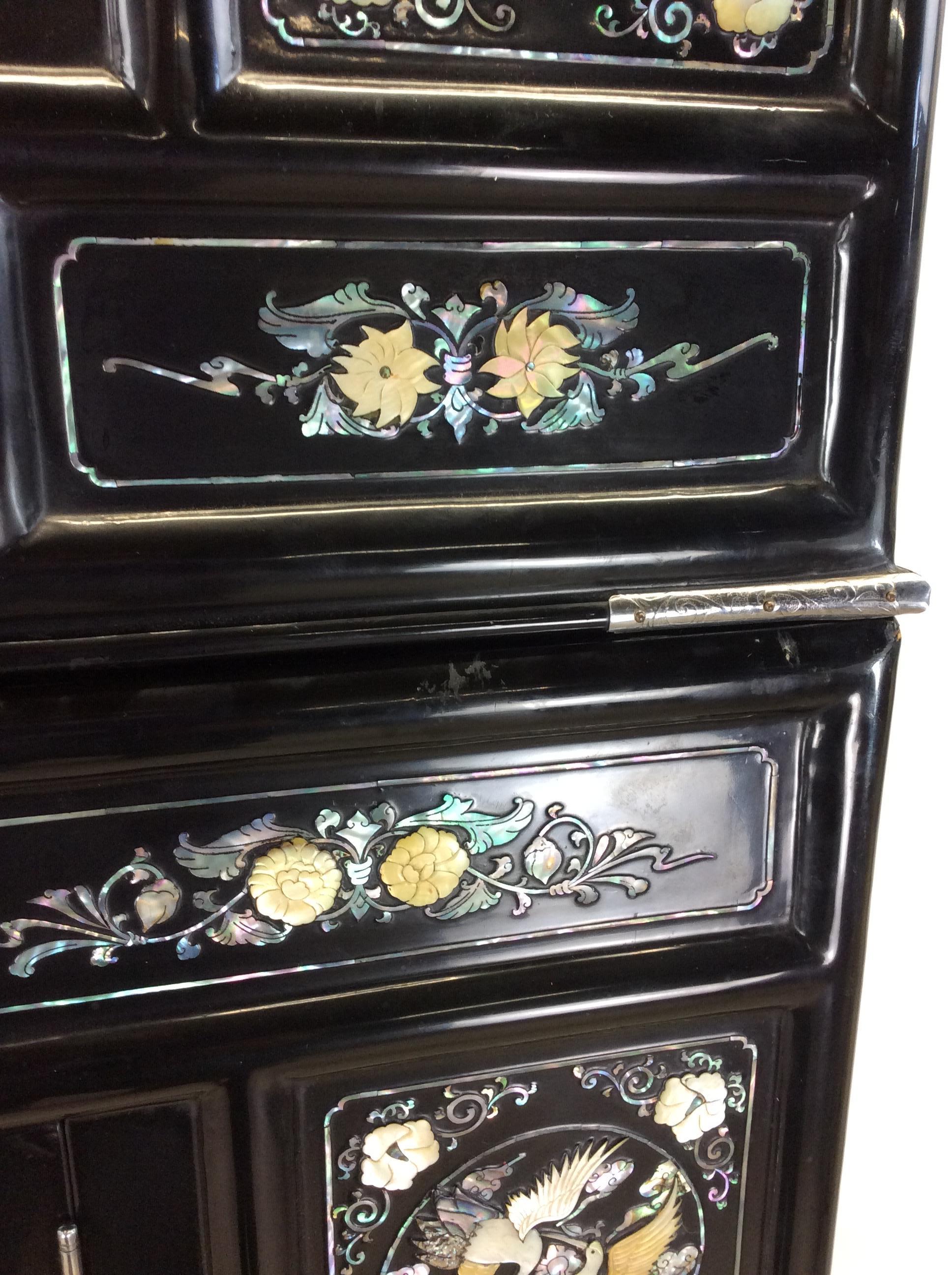 20ième siècle Vieille armoire japonaise Tansu avec incrustation de nacre en vente