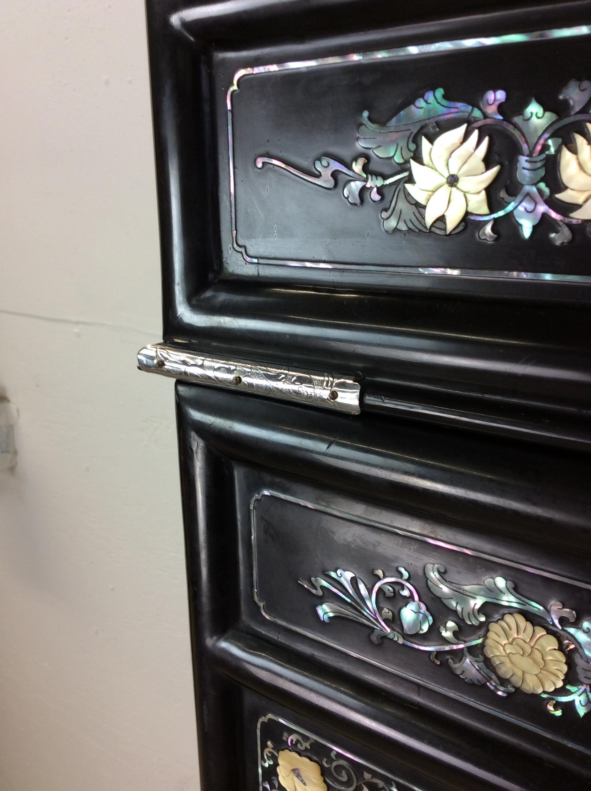 Nacre Vieille armoire japonaise Tansu avec incrustation de nacre en vente