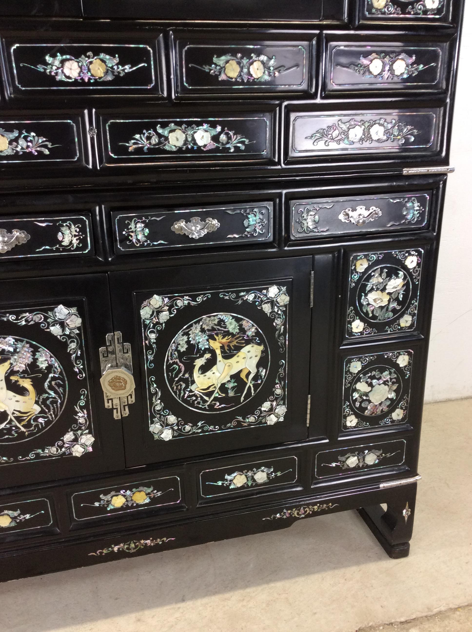 Vieille armoire japonaise Tansu avec incrustation de nacre en vente 2