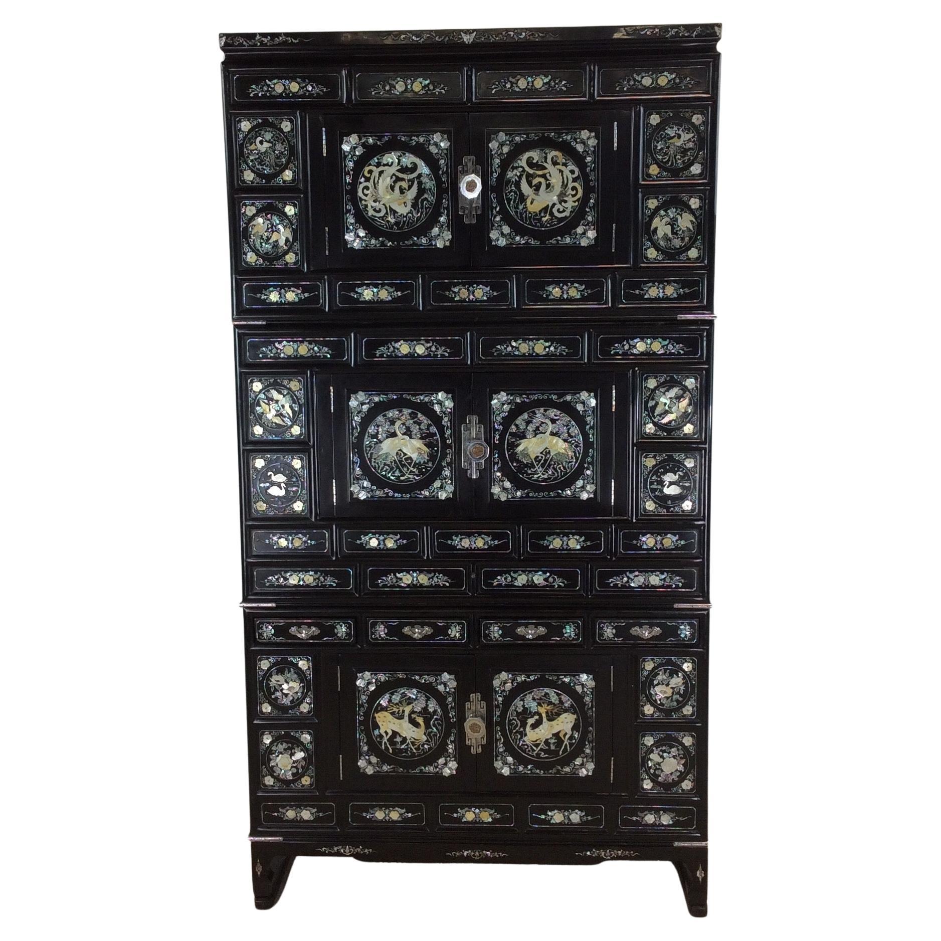 Vieille armoire japonaise Tansu avec incrustation de nacre en vente