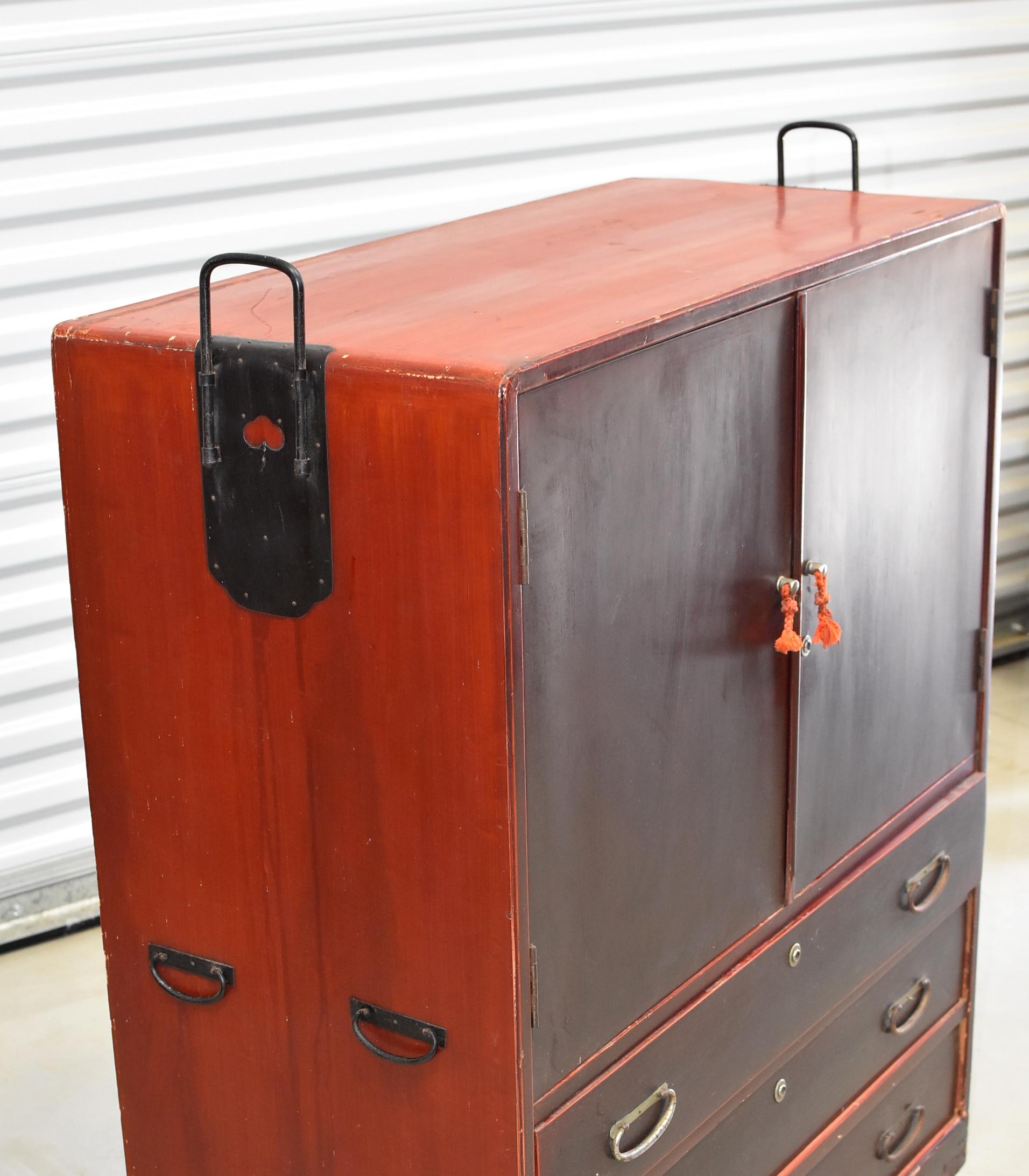 Vintage Japanese Tansu Chest with Four Pullout Trays In Good Condition In Somis, CA