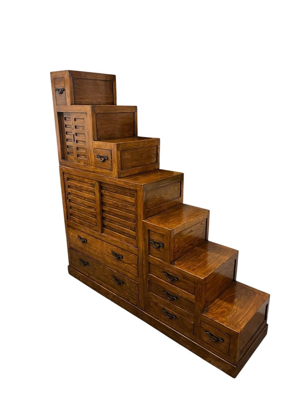 Cassettone giapponese Tansu d'epoca del XX secolo in noce, con incastri a mortasa e tenone e cassetti a coda di rondine. Si rompe in 4 pezzi. I cassetti e le ante hanno un design passante.
