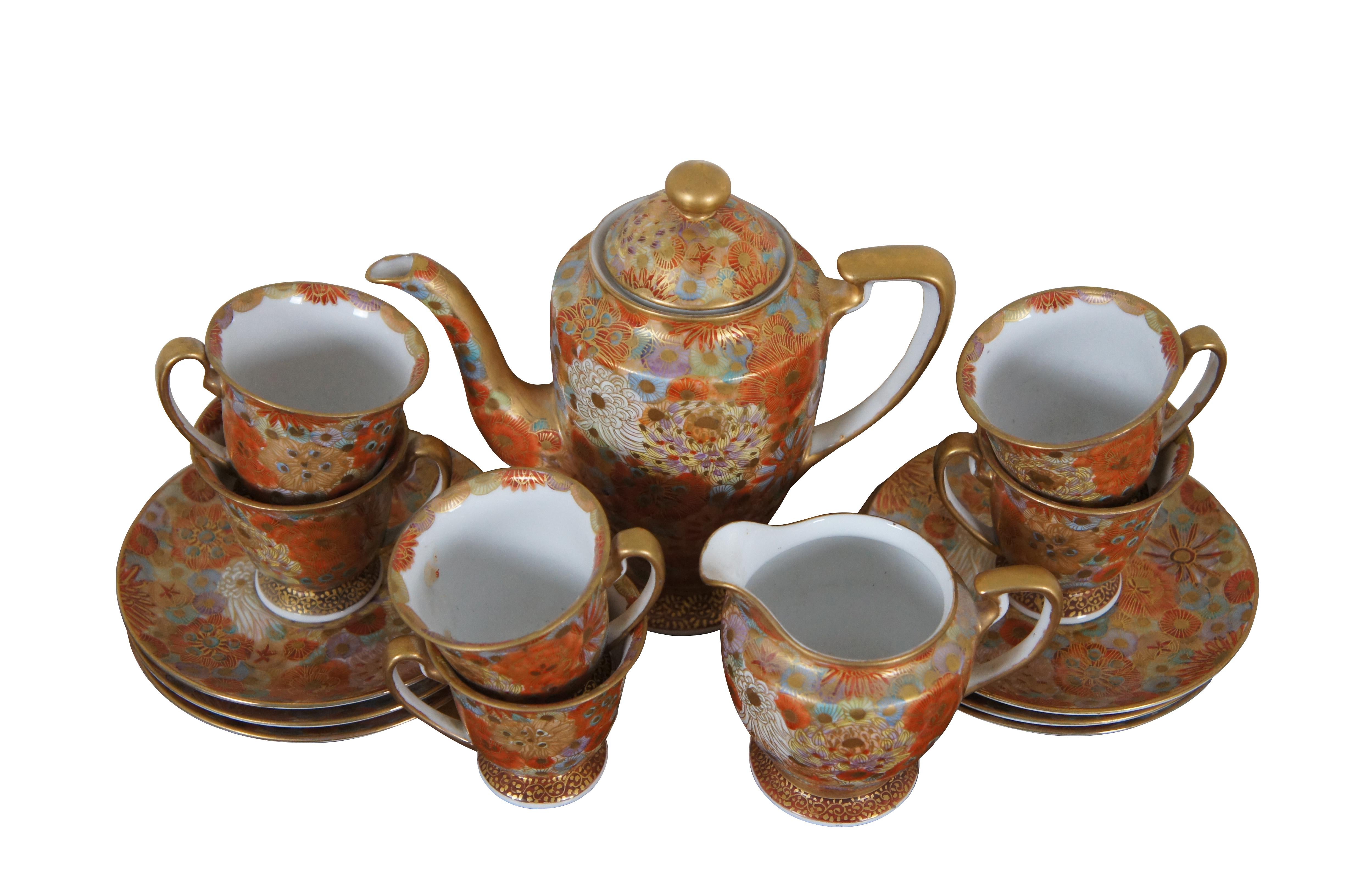 Vintage Japanese Satsuma Porcelain Demitasse Tee oder Kaffee Set mit dem Tausend-Blumen-Design mit goldenen Akzenten.  Enthält Teekanne mit Deckel, Milchkännchen, sechs Tassen und sechs Untertassen.  Hergestellt in Japan.

Abmessungen:
Teekanne -
