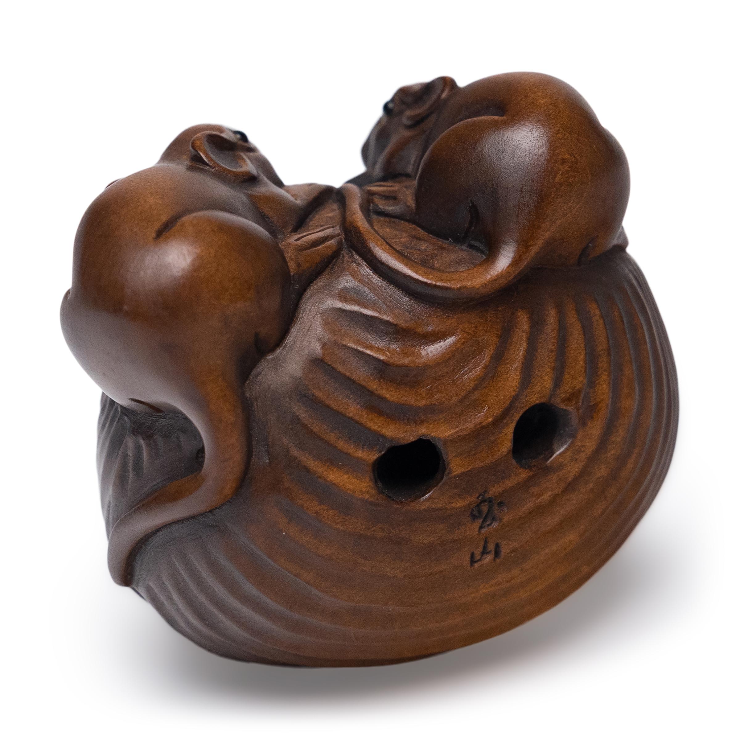 L'absence de poches sur les kimonos japonais traditionnels a donné naissance à de petites pochettes ou boîtes suspendues à la taille et fermées par des boutons appelés netsuke. Bien que ces minuscules objets, qui ressemblent à des boutons de