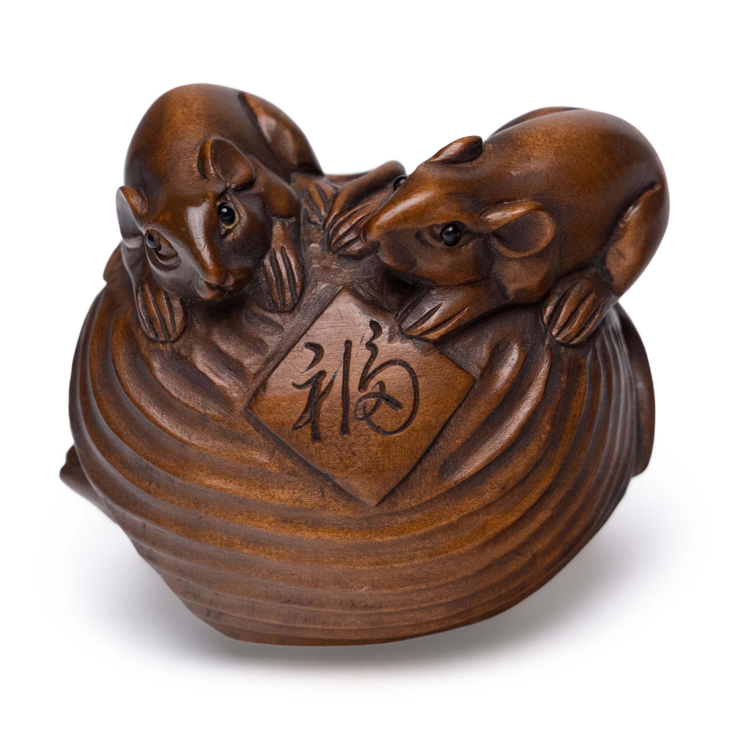 Sculpté Netsuke japonais vintage à trois rats en vente