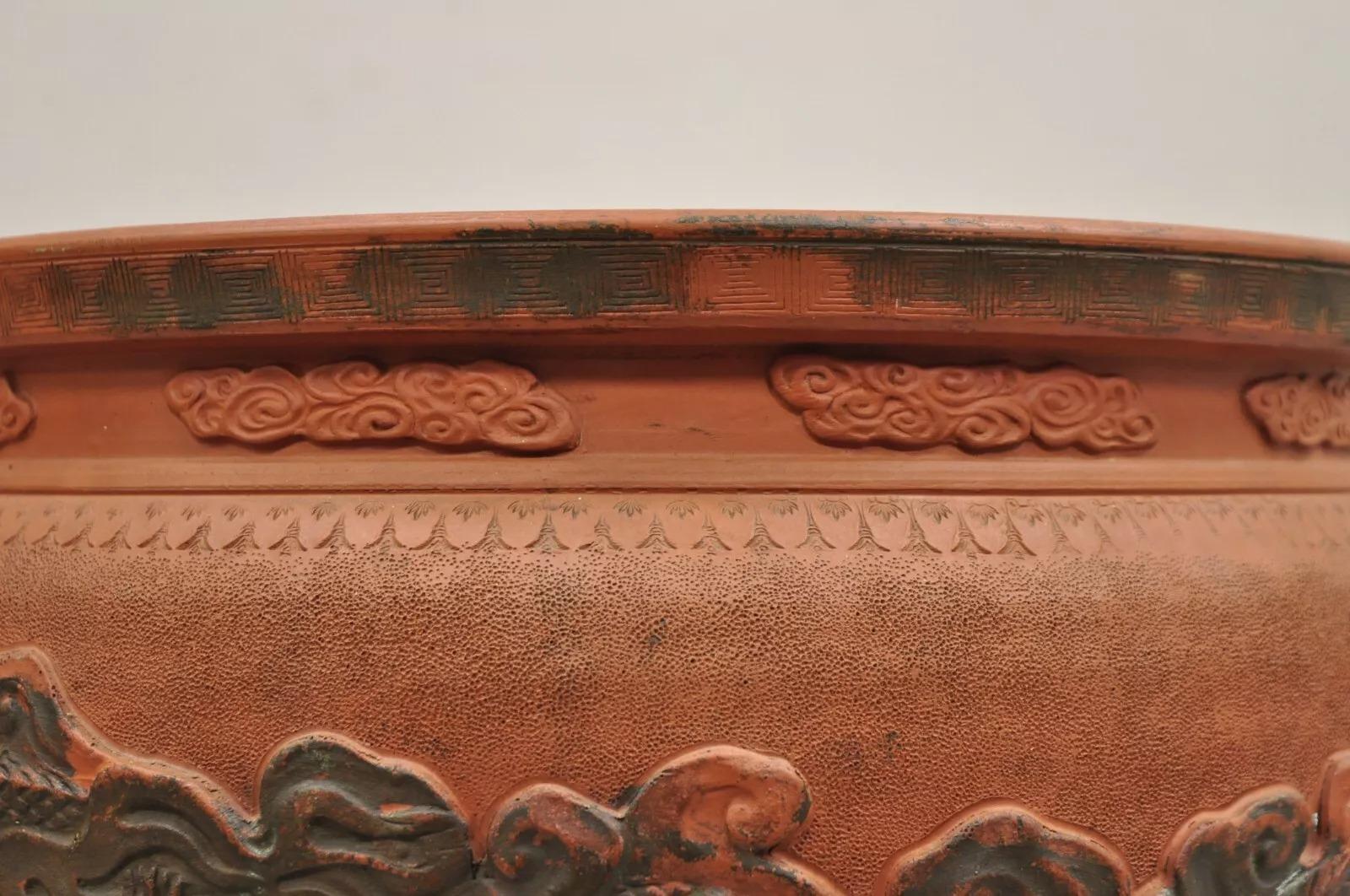Vaso in terracotta Cachepot d'epoca giapponese Tokoname Ware Dragon Jardiniere In condizioni buone in vendita a Philadelphia, PA